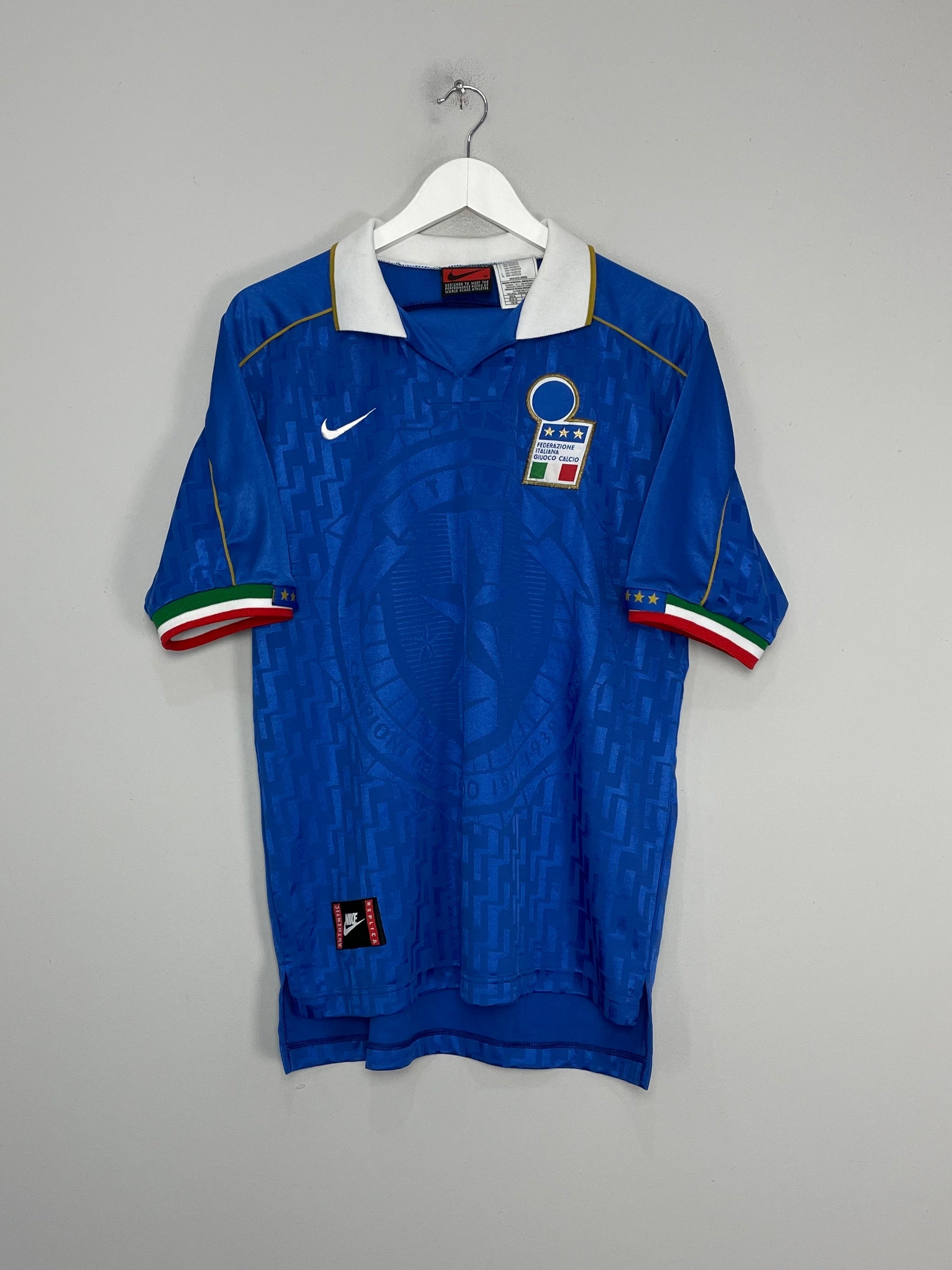 Shop 1995/96 ITALY HOME SHIRT (M) NIKE, classic football shirts, vintage football shirts & retro soccer jerseys at Cult Kits