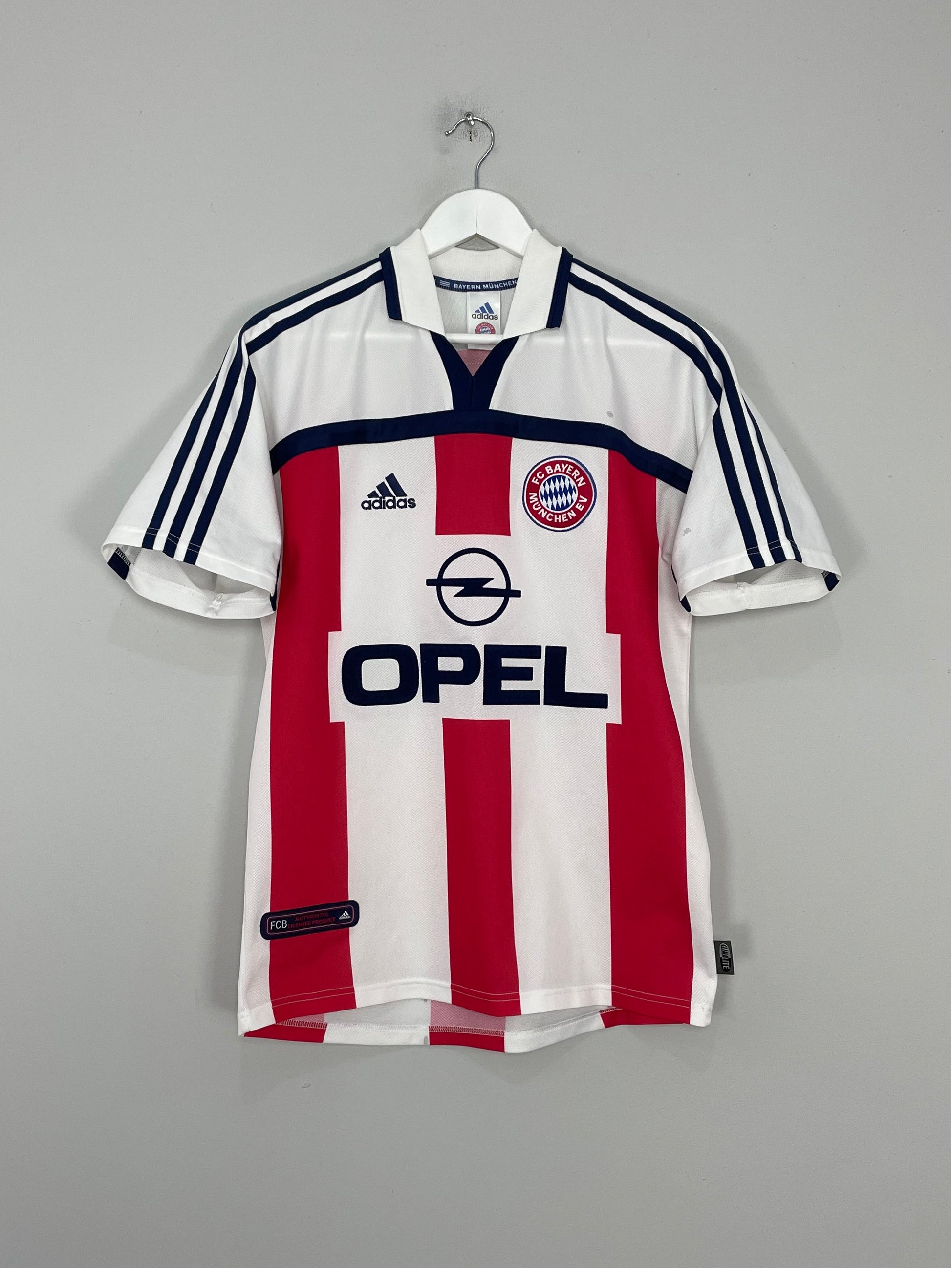Image of the Bayern Munich shirt from the 2000/02 season