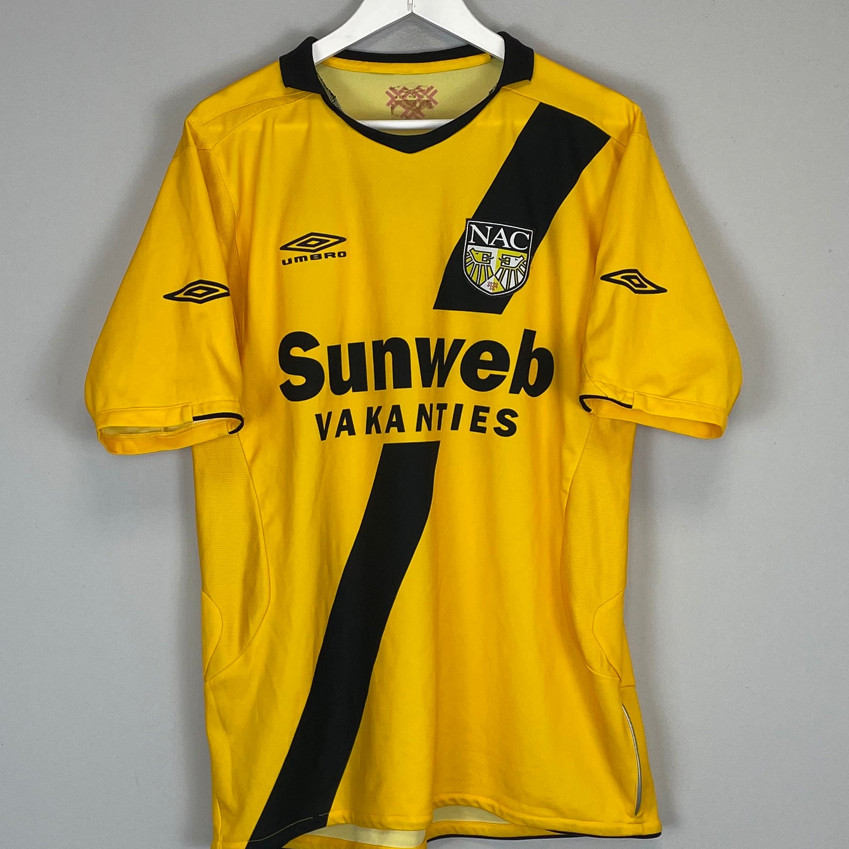 Shop 2006/07 NAC BREDA HOME SHIRT (XL) UMBRO, classic football shirts, vintage football shirts & retro soccer jerseys at Cult Kits