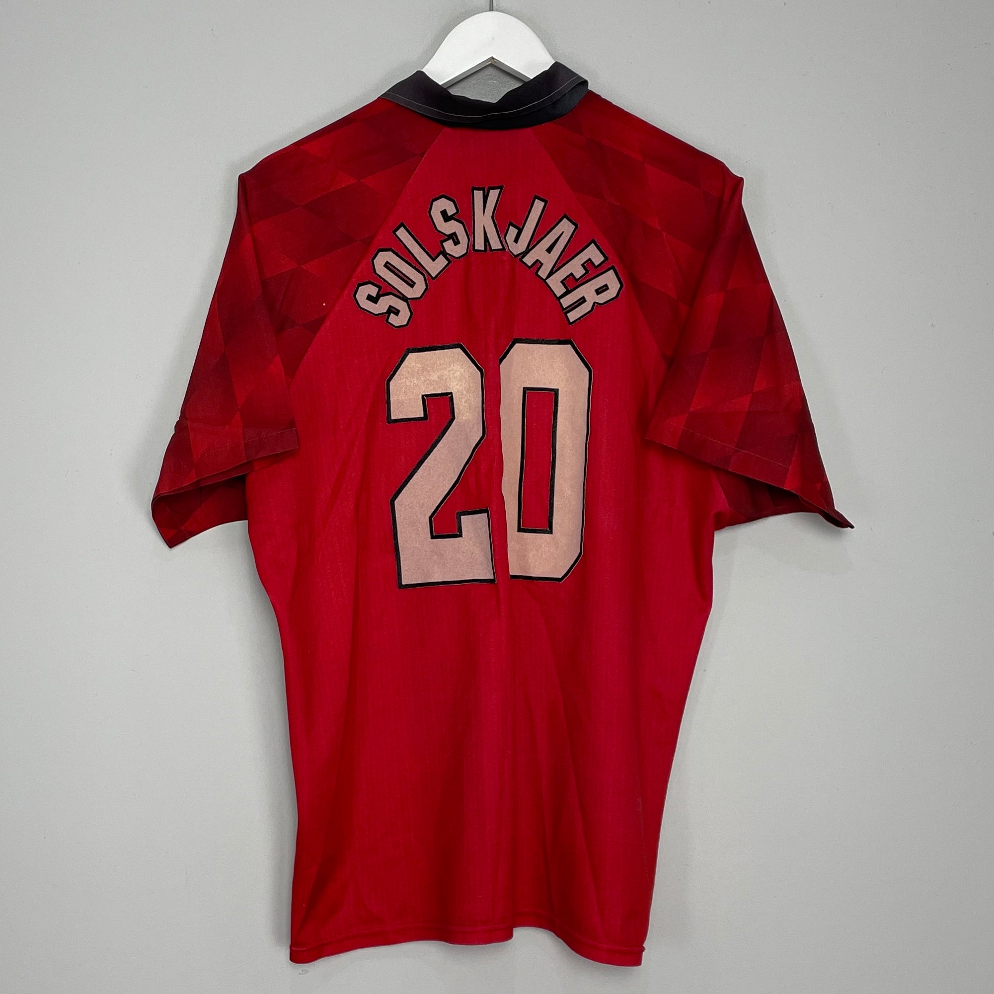 Shop 1996/97 MANCHESTER UNITED SOLSKJAER #20 HOME SHIRT (L) UMBRO, classic football shirts, vintage football shirts & retro soccer jerseys at Cult Kits