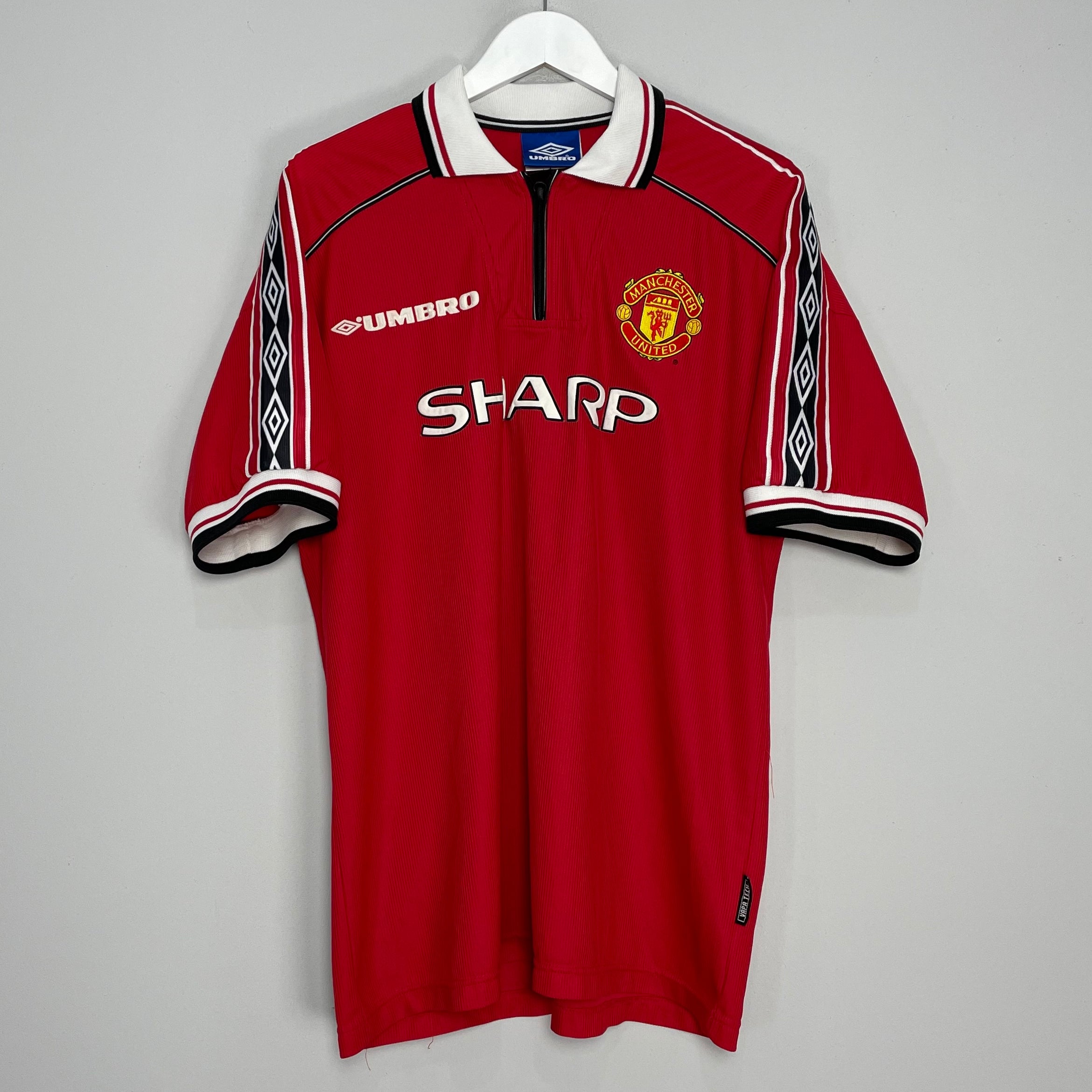 Shop 1998/00 MANCHESTER UNITED HOME SHIRT (XL) UMBRO, classic football shirts, vintage football shirts & retro soccer jerseys at Cult Kits