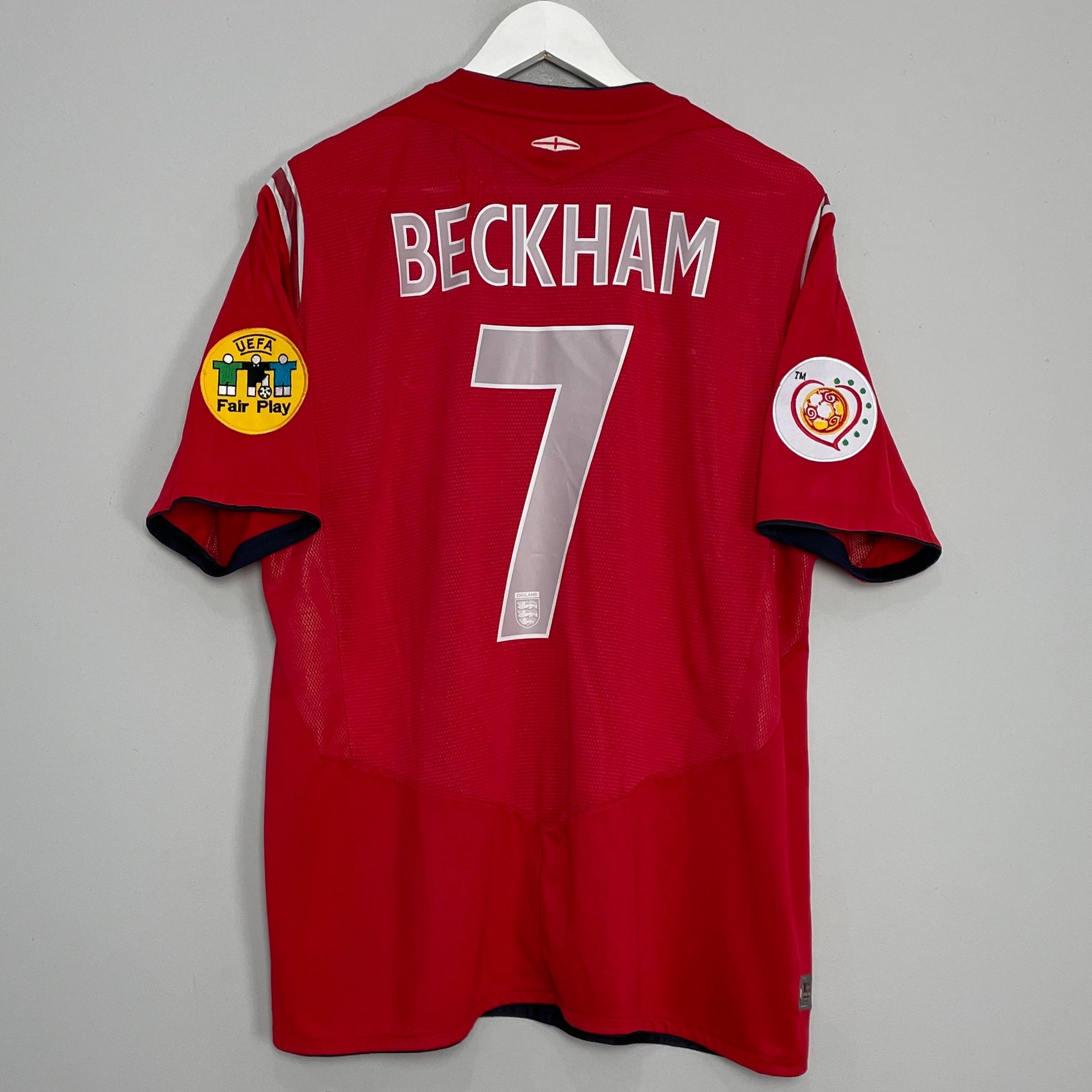 Shop 2004/06 ENGLAND BECKHAM #7 AWAY SHIRT (XL) UMBRO, classic football shirts, vintage football shirts & retro soccer jerseys at Cult Kits