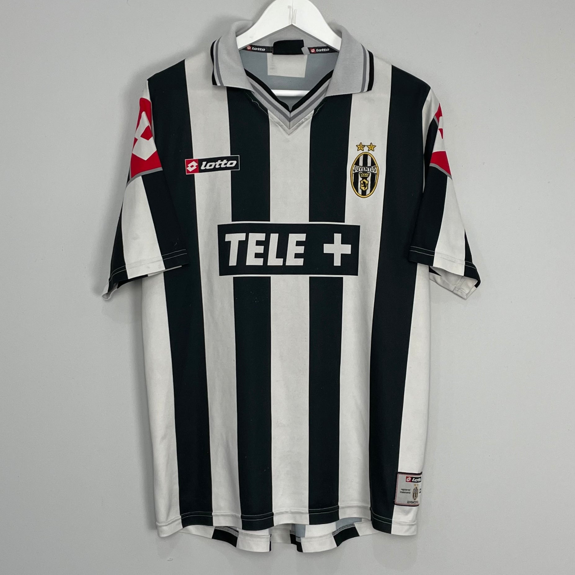 Shop 2000/01 JUVENTUS HOME SHIRT (M) LOTTO, classic football shirts, vintage football shirts & retro soccer jerseys at Cult Kits