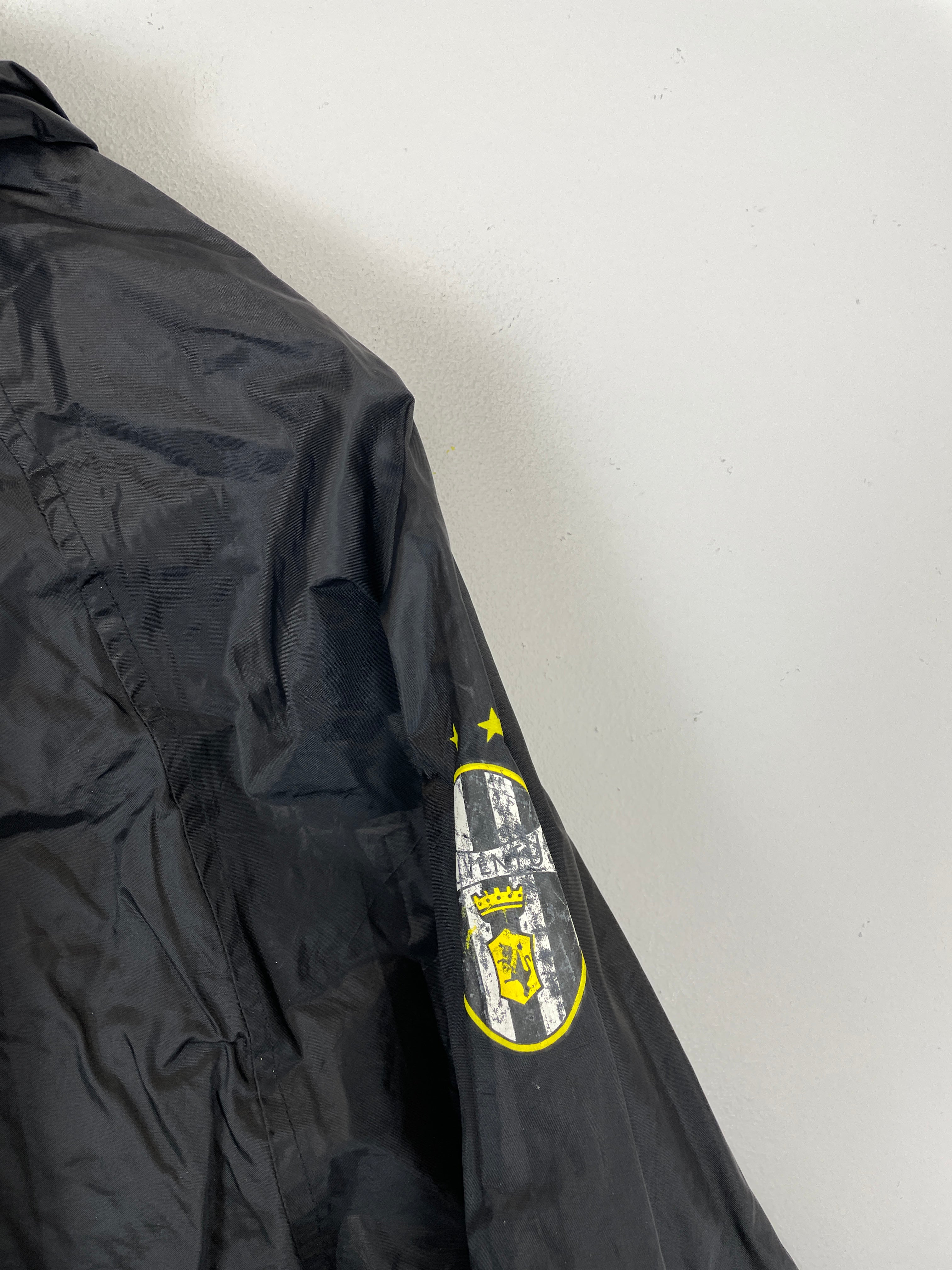 Shop 1995/97 JUVENTUS WINDBREAKER (M) KAPPA, classic football shirts, vintage football shirts & retro soccer jerseys at Cult Kits