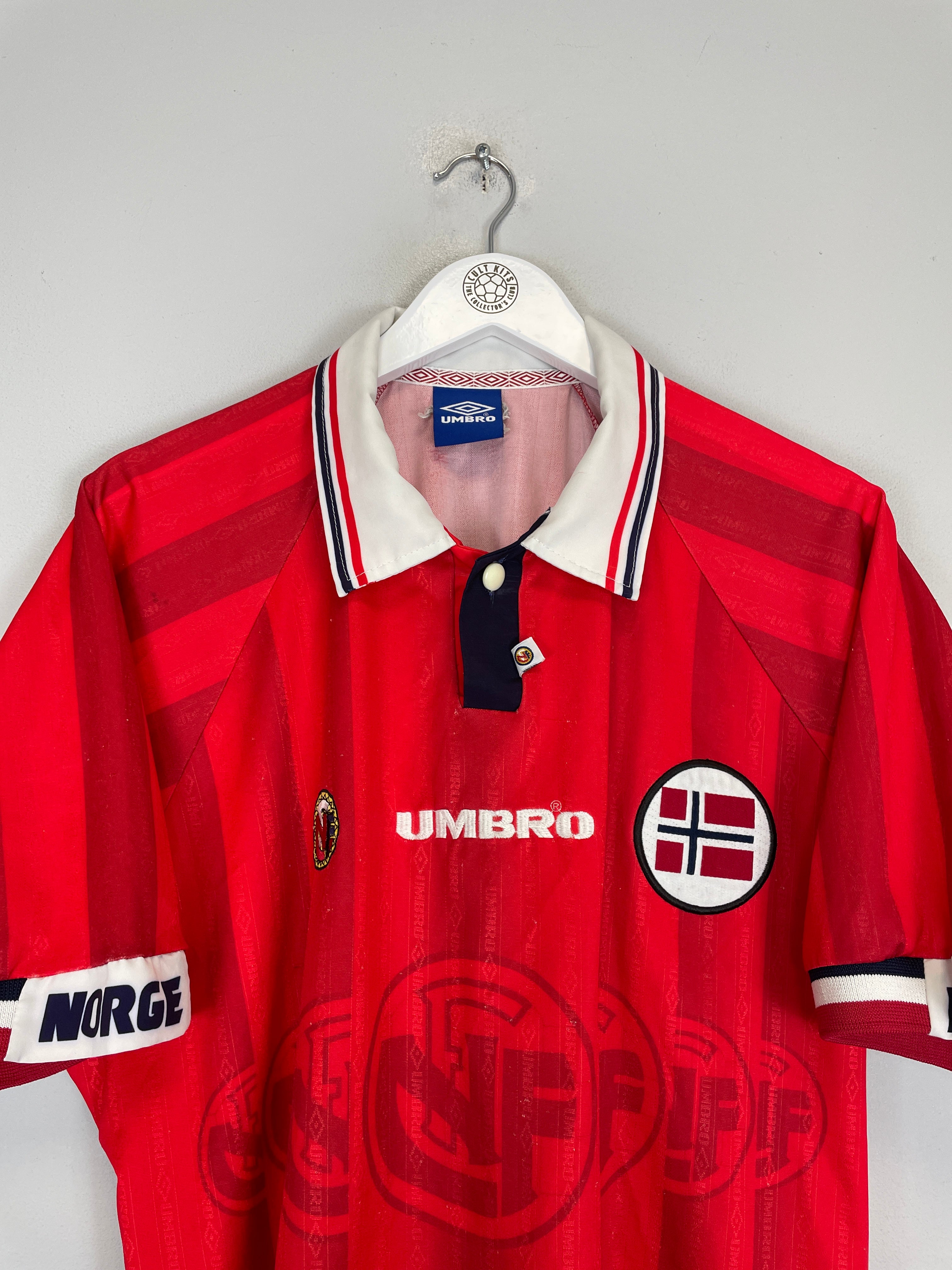 Shop 1998/00 NORWAY HOME SHIRT (L) UMBRO, classic football shirts, vintage football shirts & retro soccer jerseys at Cult Kits