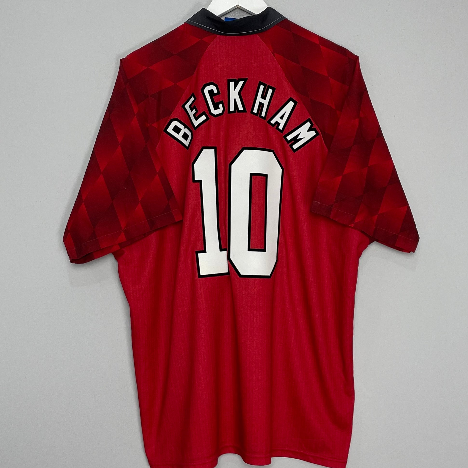 Shop 1996/98 MANCHESTER UNITED BECKHAM #10 HOME SHIRT (XXL) UMBRO, classic football shirts, vintage football shirts & retro soccer jerseys at Cult Kits