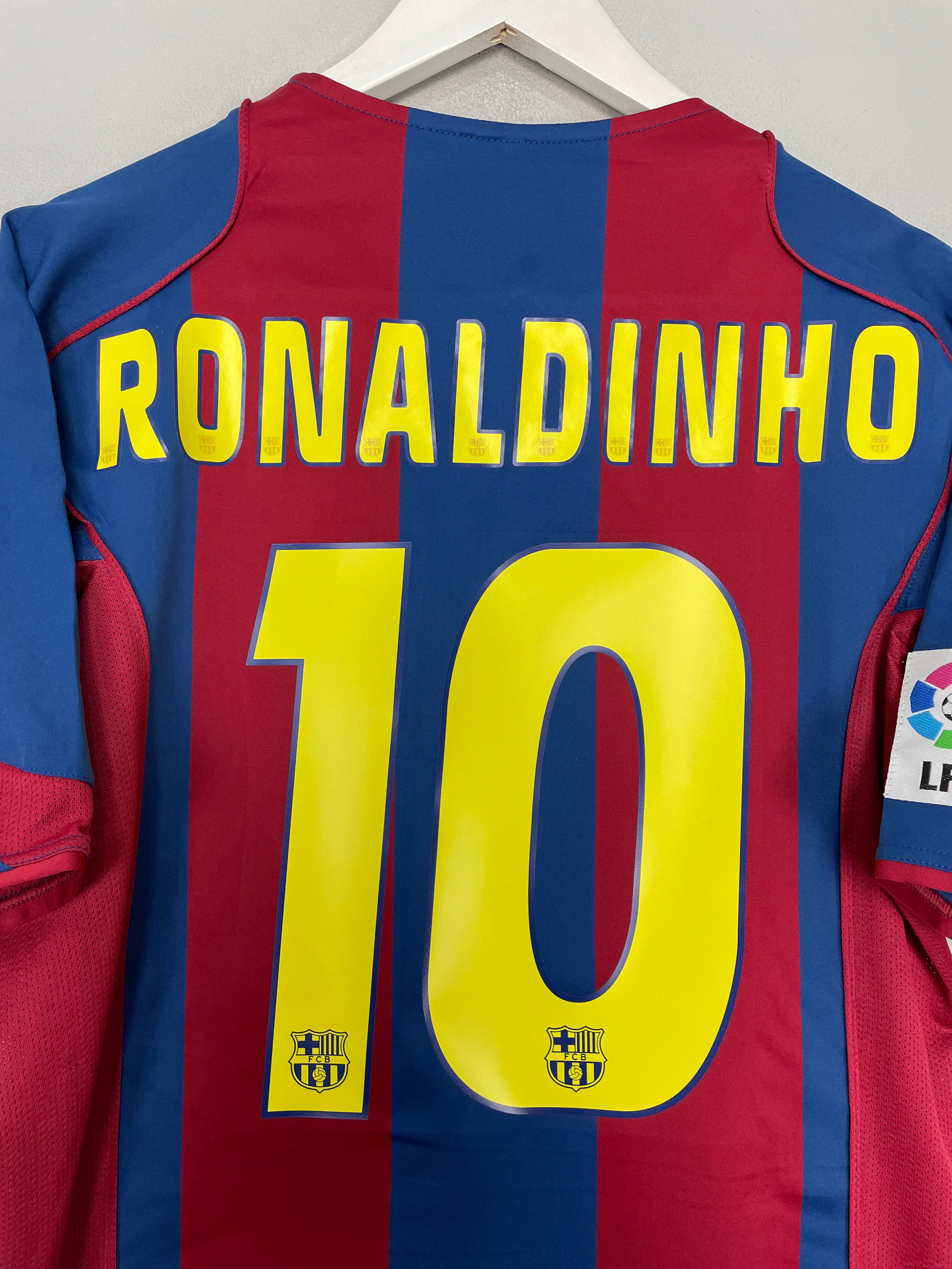 Shop 2004/05 BARCELONA RONALDINHO #10 HOME SHIRT (M) NIKE, classic football shirts, vintage football shirts & retro soccer jerseys at Cult Kits
