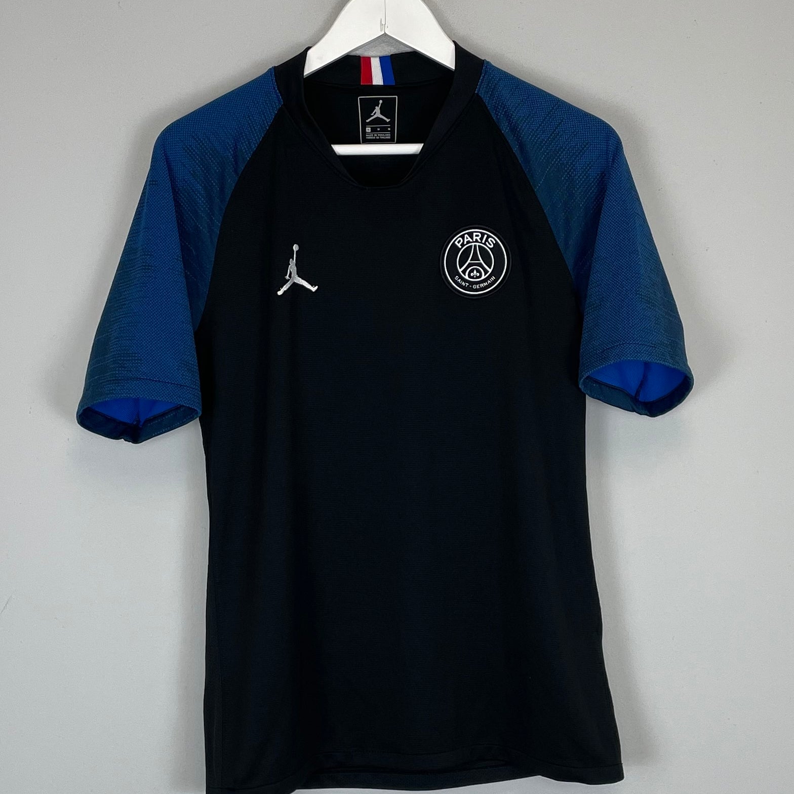 Shop 2019/20 PSG TRAINING SHIRT (M) JORDAN, classic football shirts, vintage football shirts & retro soccer jerseys at Cult Kits