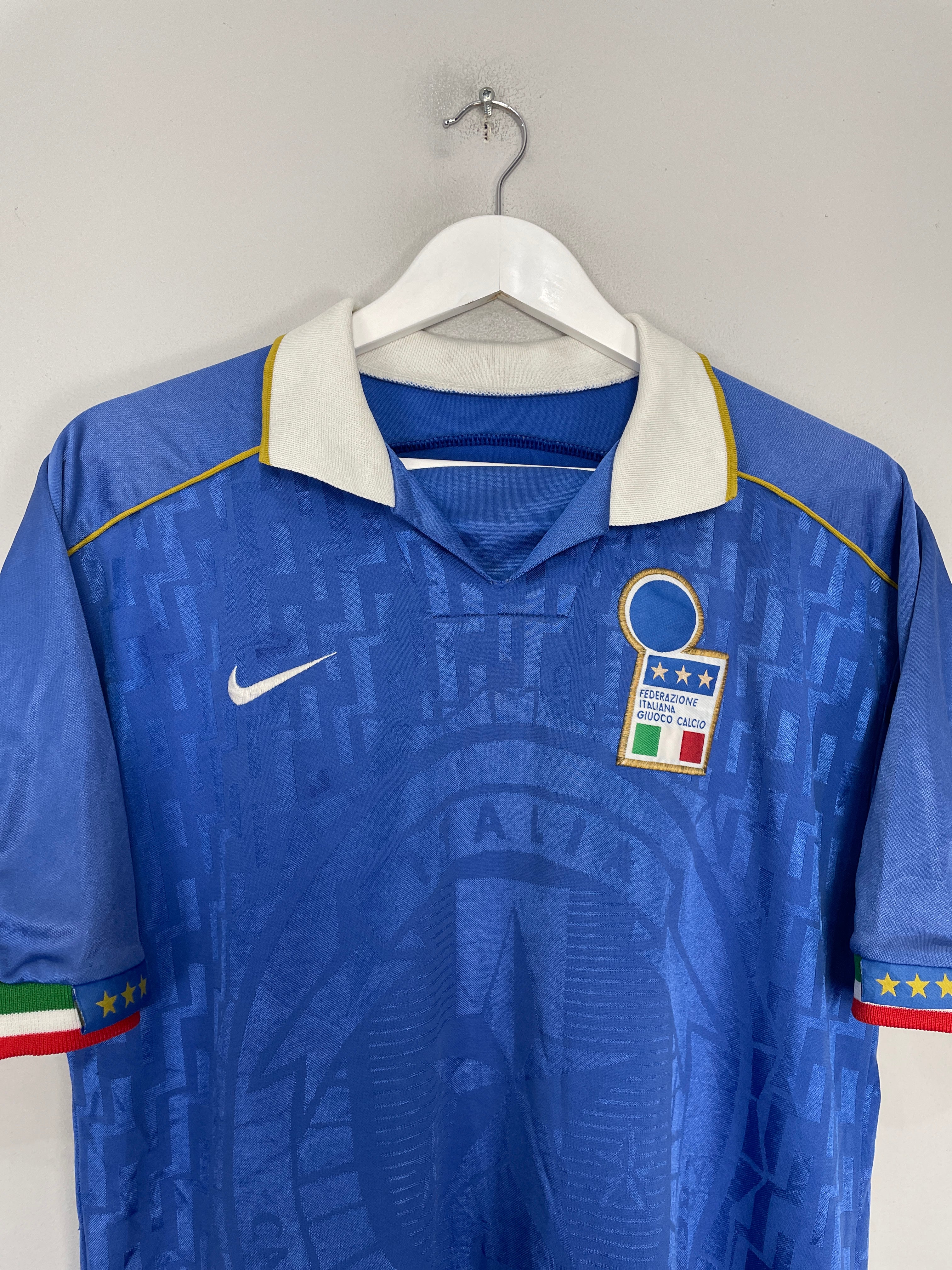 Shop 1995/96 ITALY HOME SHIRT (M) NIKE, classic football shirts, vintage football shirts & retro soccer jerseys at Cult Kits