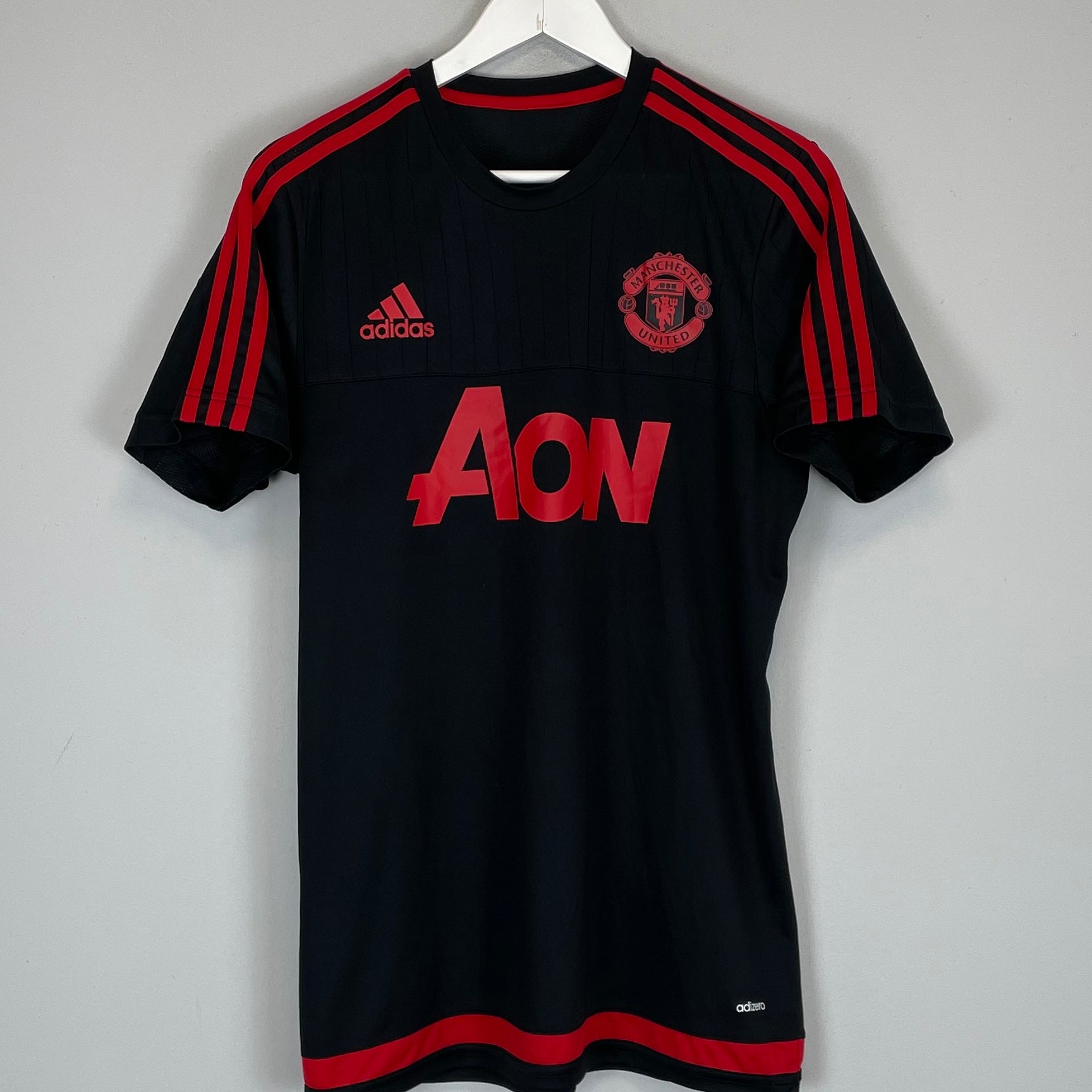 Shop 2018/19 MANCHESTER UNITED TRAINING SHIRT (M) ADIDAS, classic football shirts, vintage football shirts & retro soccer jerseys at Cult Kits