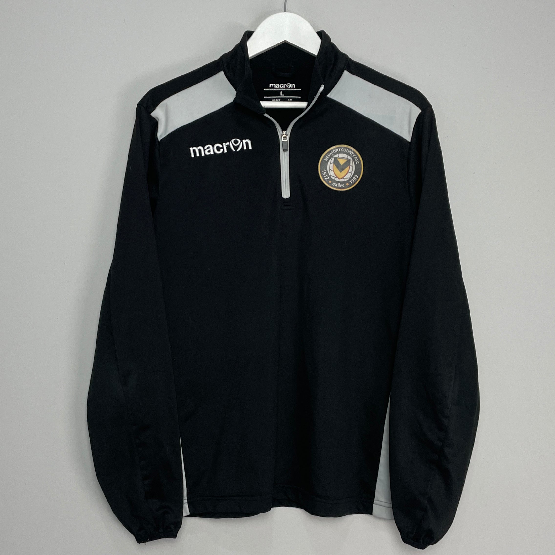 Shop 2017/18 NEWPORT COUNTY 1/4 ZIP TRAINING TOP (L) MACRON, classic football shirts, vintage football shirts & retro soccer jerseys at Cult Kits
