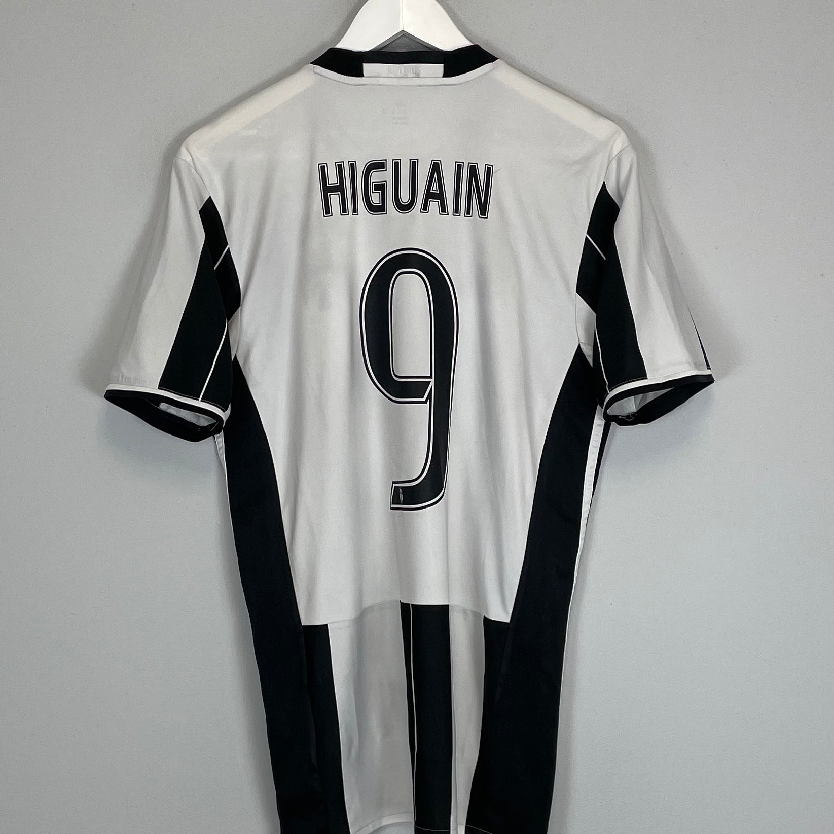 Shop 2016/17 JUVENTUS HIGUAIN #9 HOME SHIRT (M) ADIDAS, classic football shirts, vintage football shirts & retro soccer jerseys at Cult Kits