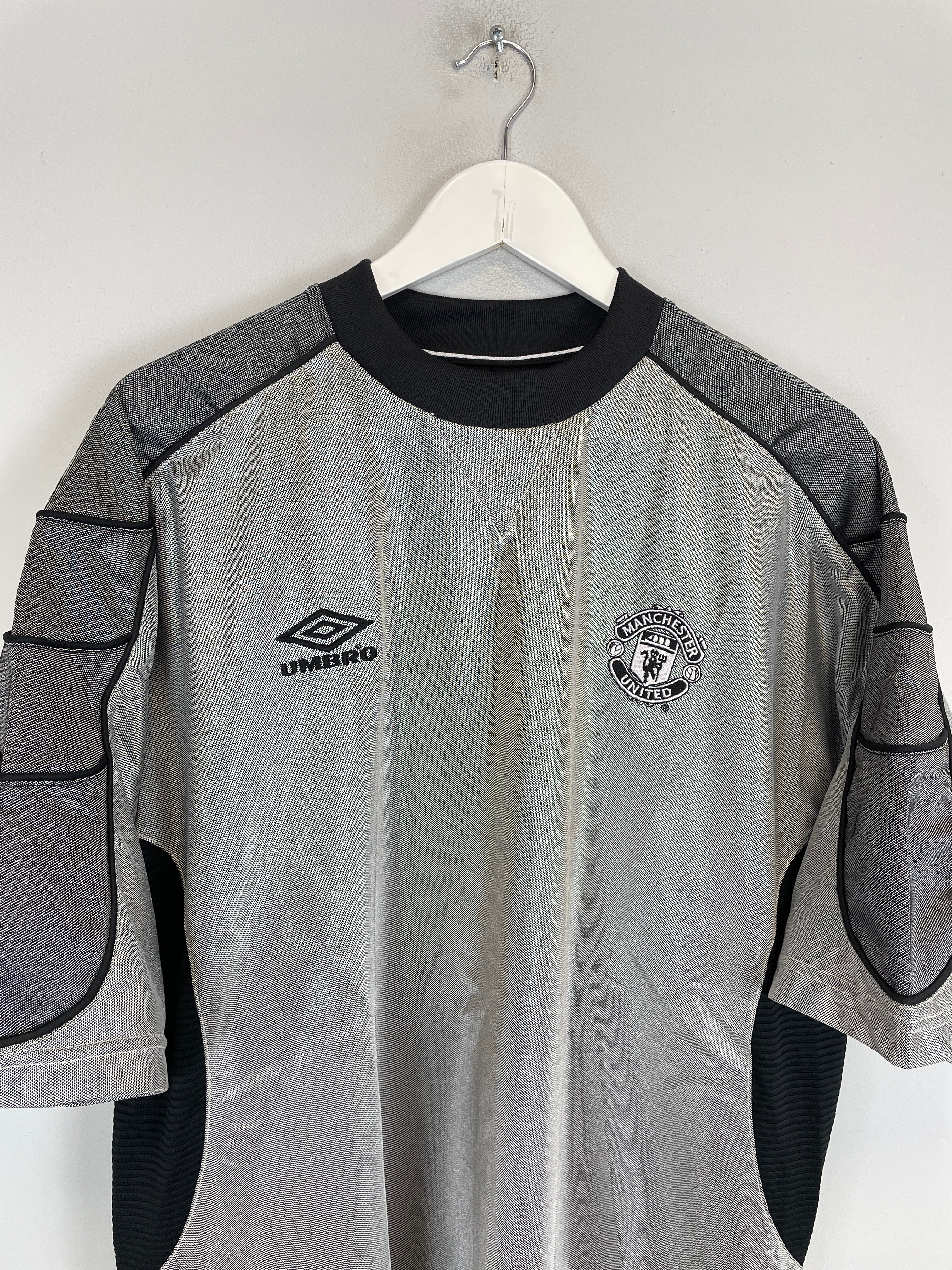 Shop 1999/00 MANCHESTER UNITED TRAINING SHIRT (XXL) UMBRO, classic football shirts, vintage football shirts & retro soccer jerseys at Cult Kits