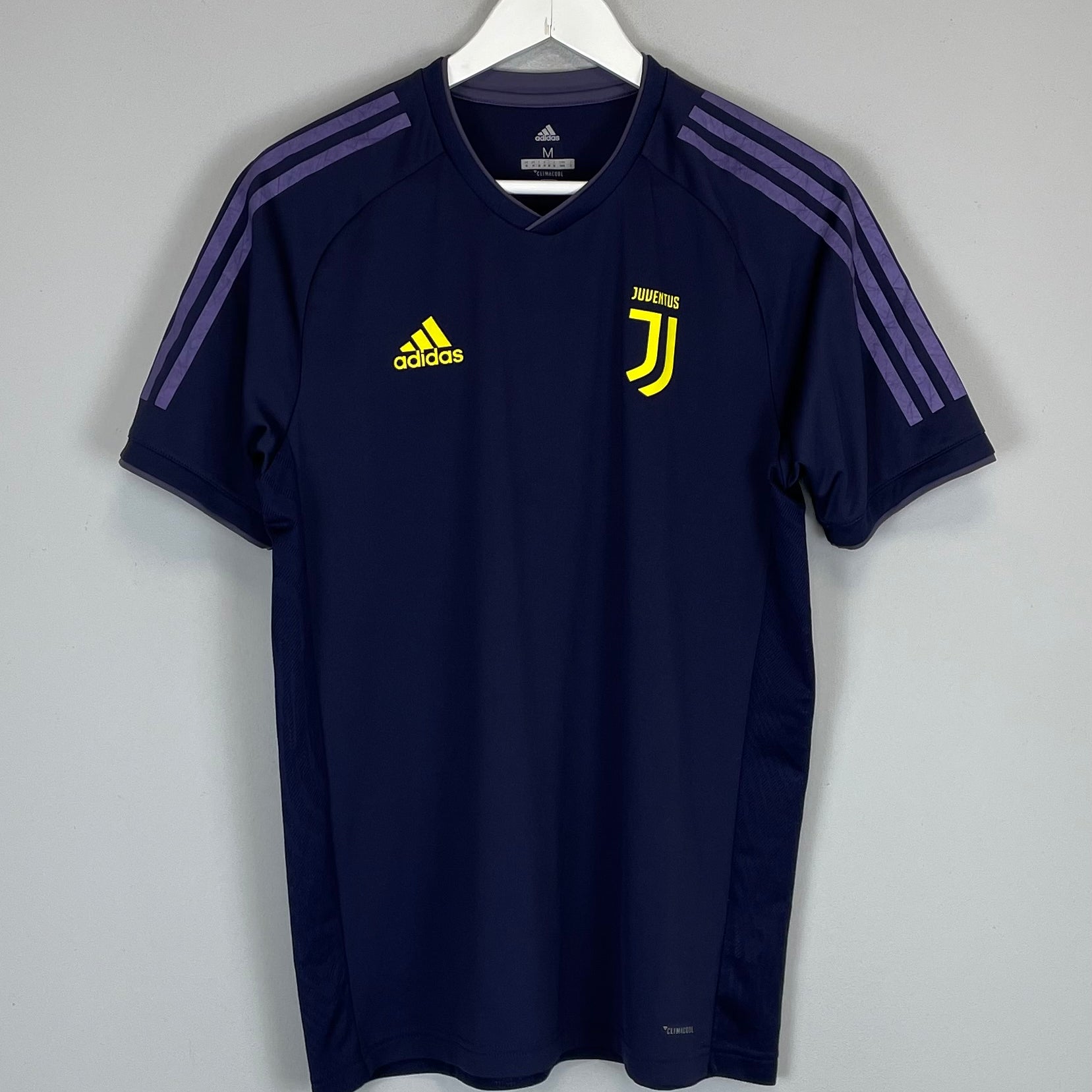 Shop 2018/19 JUVENTUS TRAINING SHIRT (M) ADIDAS, classic football shirts, vintage football shirts & retro soccer jerseys at Cult Kits