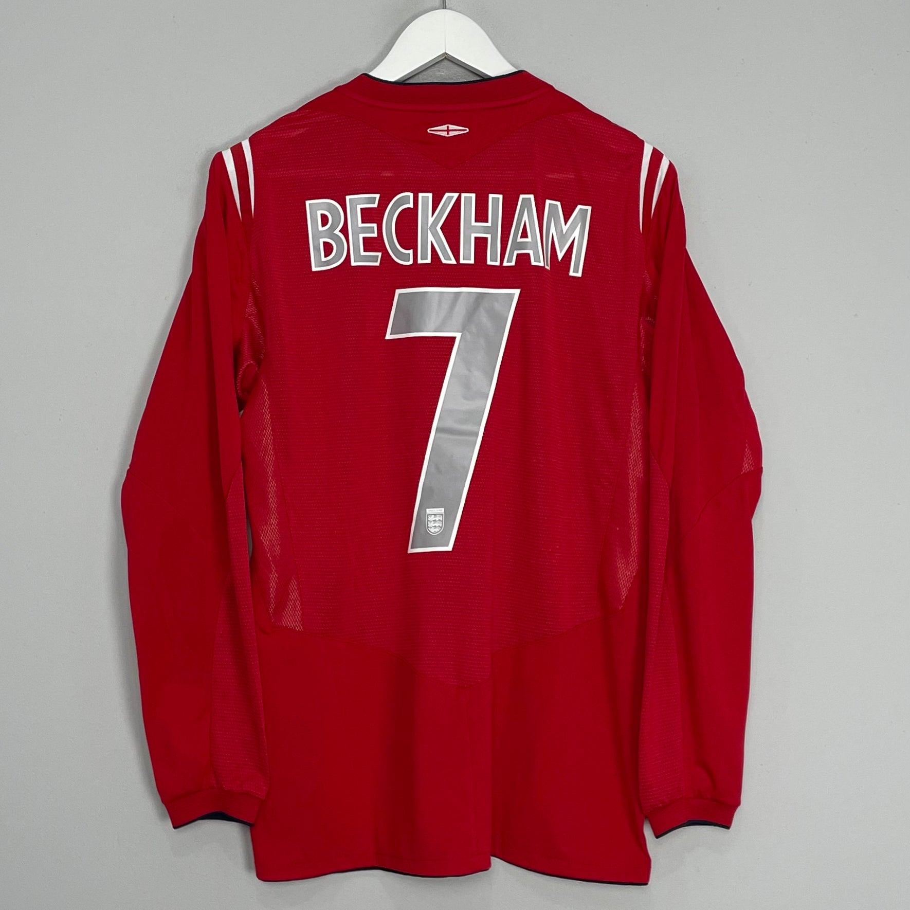 Shop 2004/06 ENGLAND BECKHAM #7 L/S AWAY SHIRT (M) UMBRO, classic football shirts, vintage football shirts & retro soccer jerseys at Cult Kits