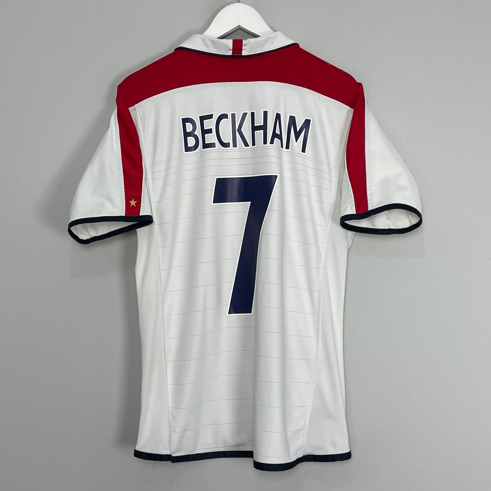 Shop 2003/05 ENGLAND BECKHAM #7 HOME SHIRT (M) UMBRO, classic football shirts, vintage football shirts & retro soccer jerseys at Cult Kits