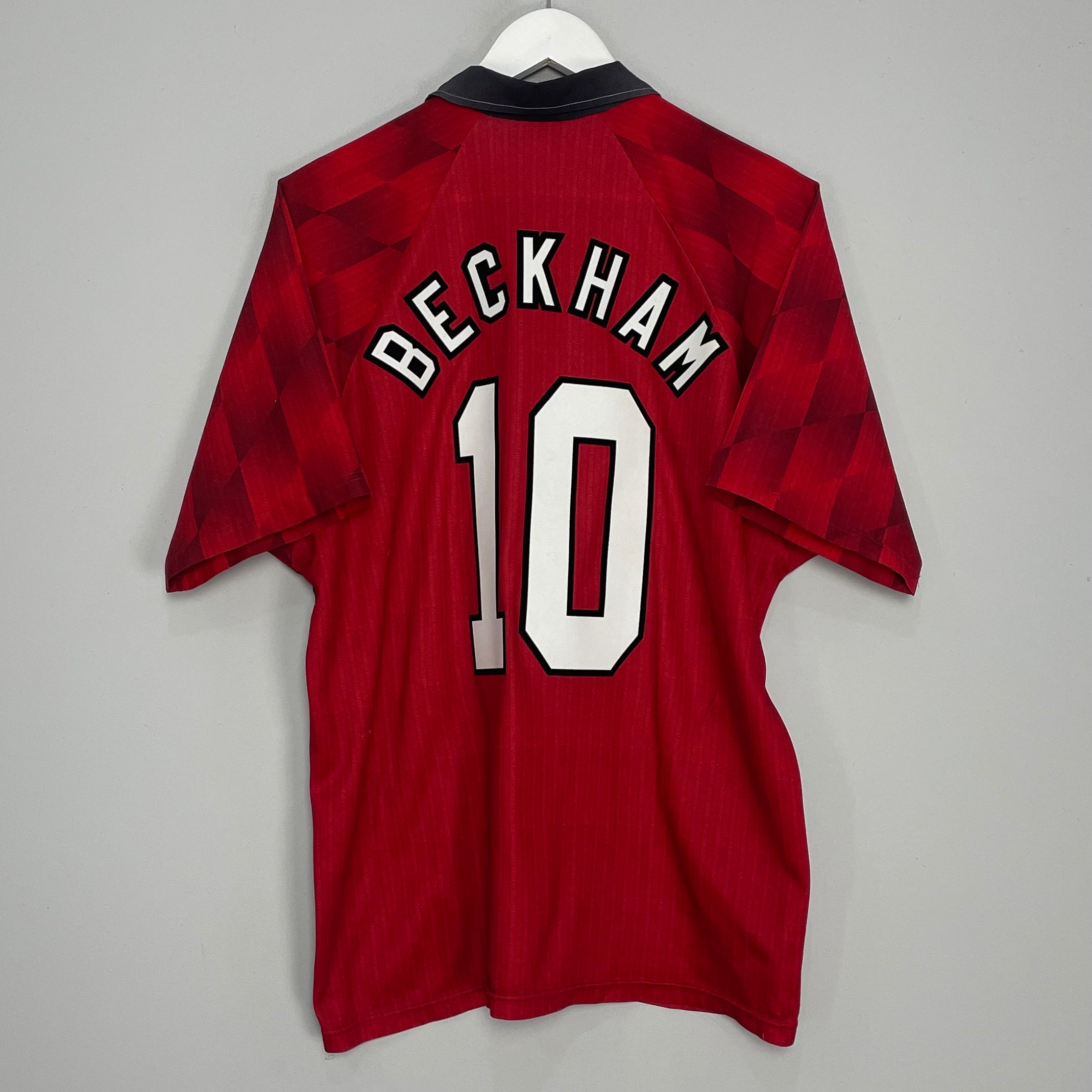 Shop 1996/98 MANCHESTER UNITED BECKHAM #10 HOME SHIRT (L) UMBRO, classic football shirts, vintage football shirts & retro soccer jerseys at Cult Kits