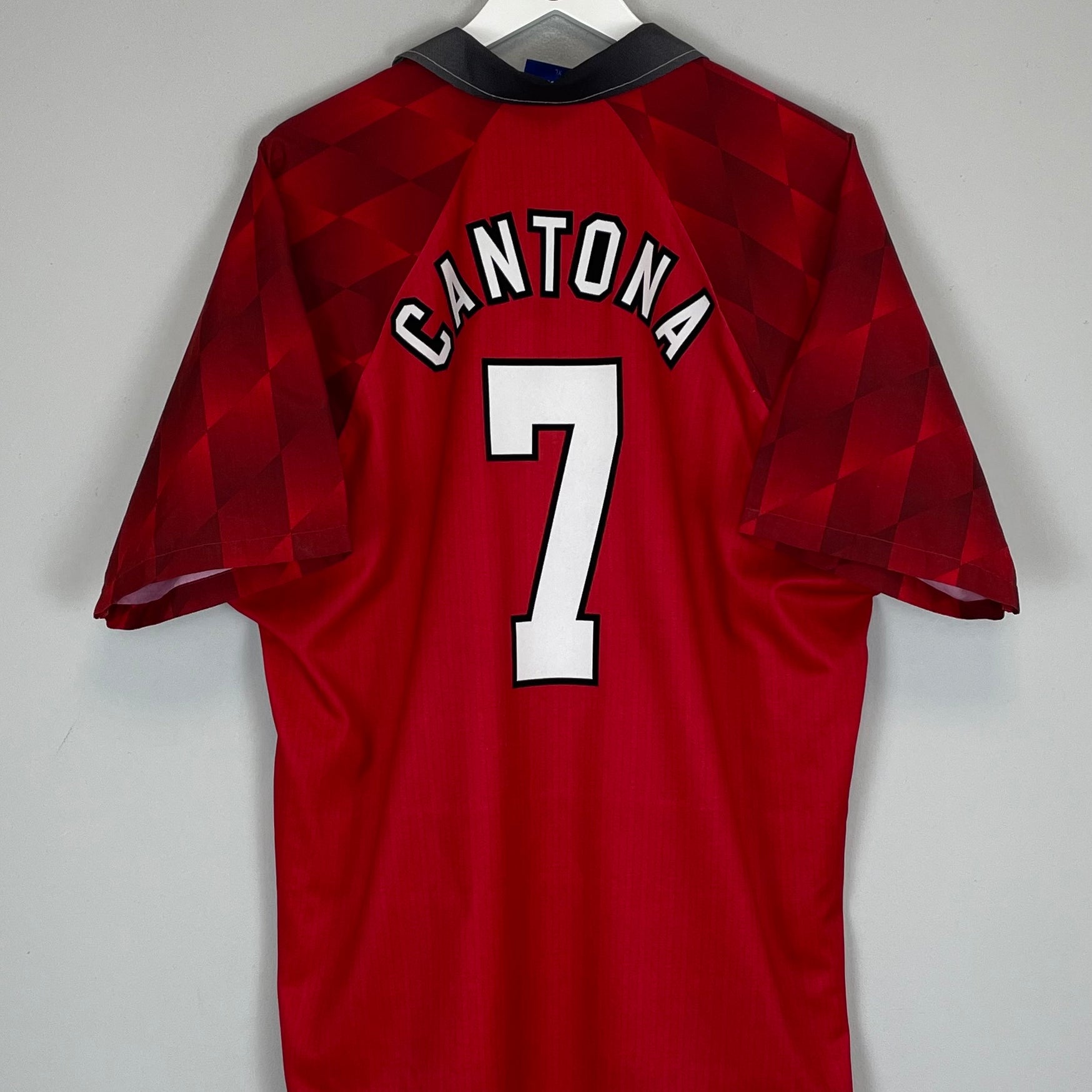 Shop 1996/98 MANCHESTER UNITED CANTONA #7 HOME SHIRT (XL) UMBRO, classic football shirts, vintage football shirts & retro soccer jerseys at Cult Kits