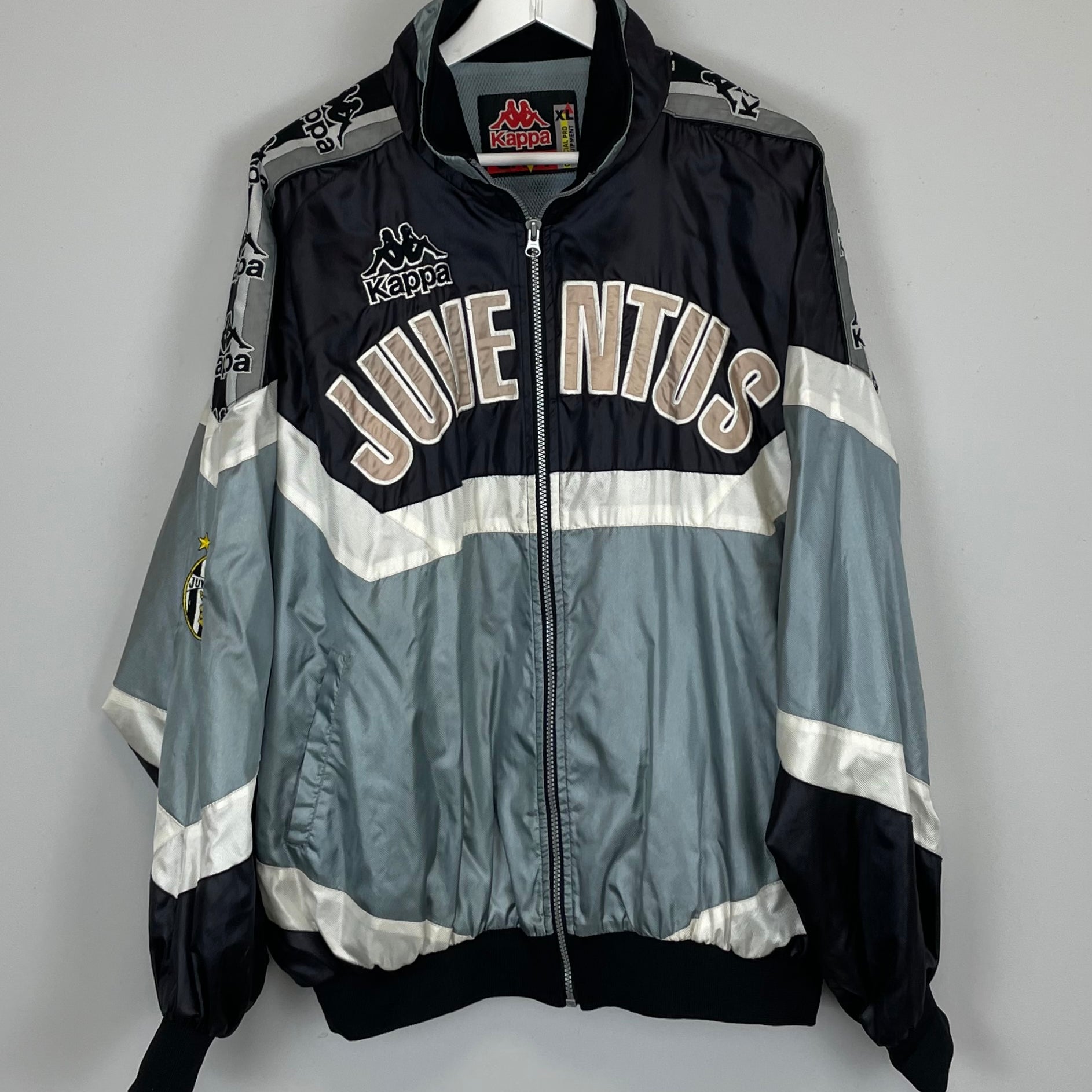 Shop 1995/97 JUVENTUS TRACK JACKET (XL) KAPPA, classic football shirts, vintage football shirts & retro soccer jerseys at Cult Kits