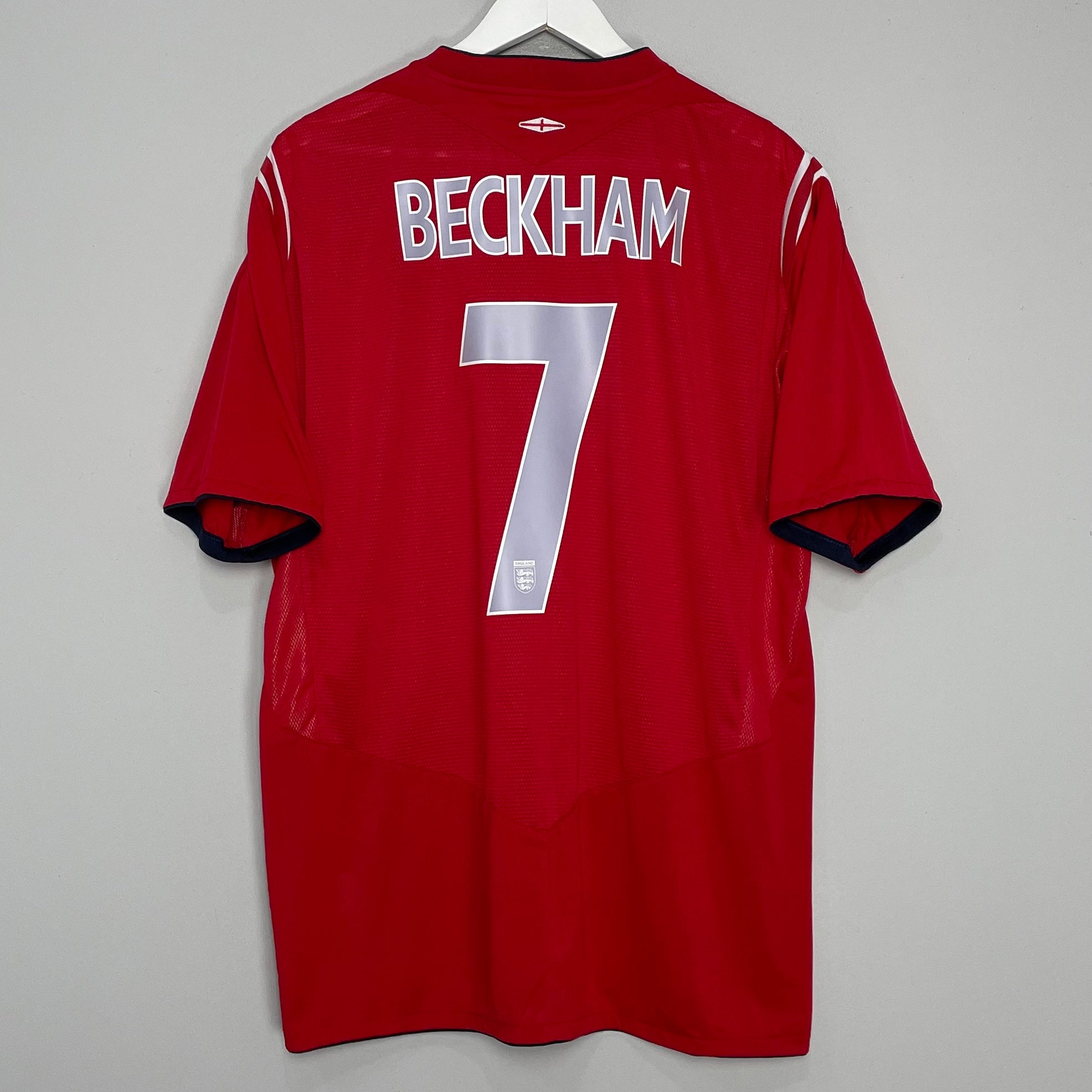 Shop 2004/06 ENGLAND BECKHAM #7 AWAY SHIRT (XXL) UMBRO, classic football shirts, vintage football shirts & retro soccer jerseys at Cult Kits