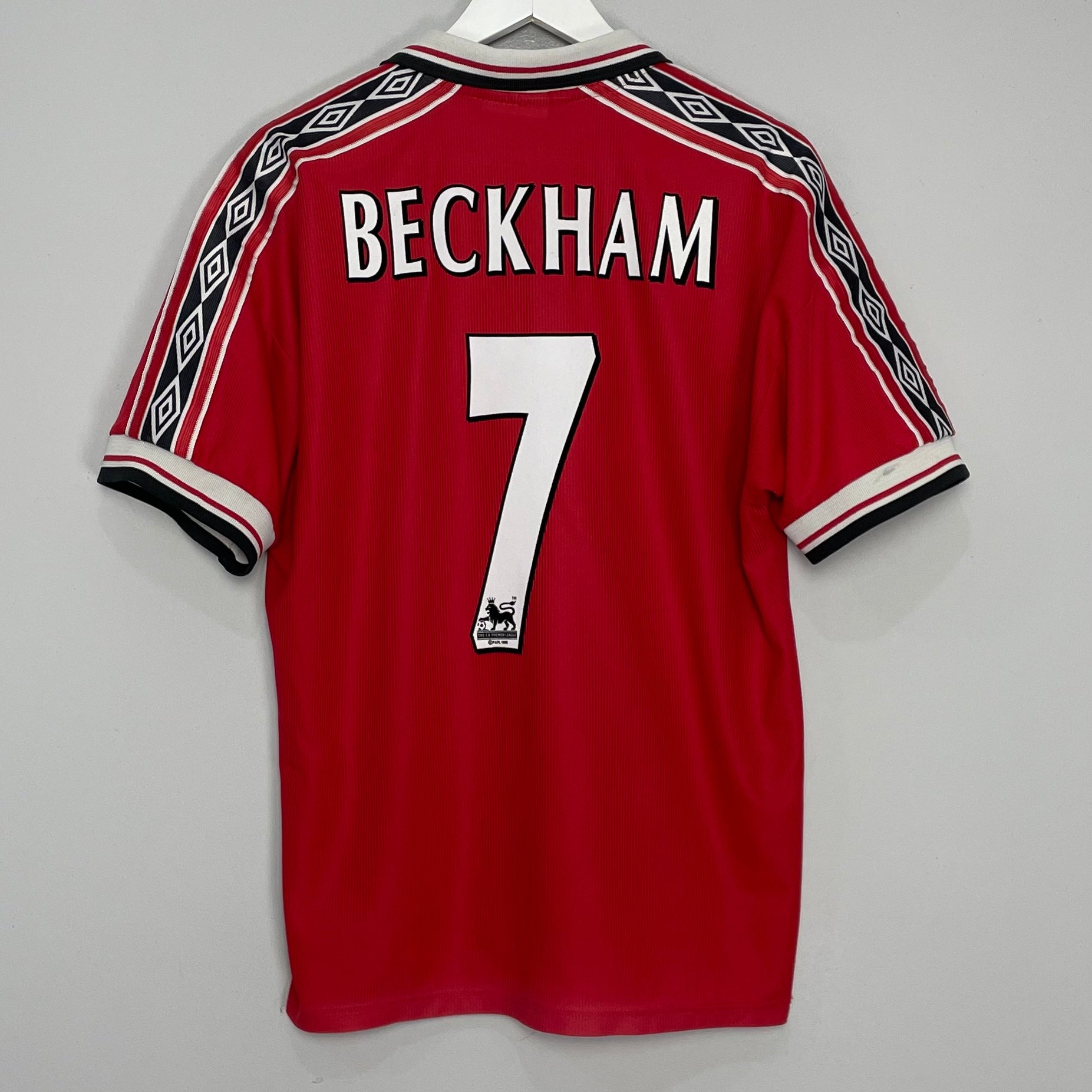 Shop 1998/00 MANCHESTER UNITED BECKHAM #7 HOME SHIRT (L) UMBRO, classic football shirts, vintage football shirts & retro soccer jerseys at Cult Kits