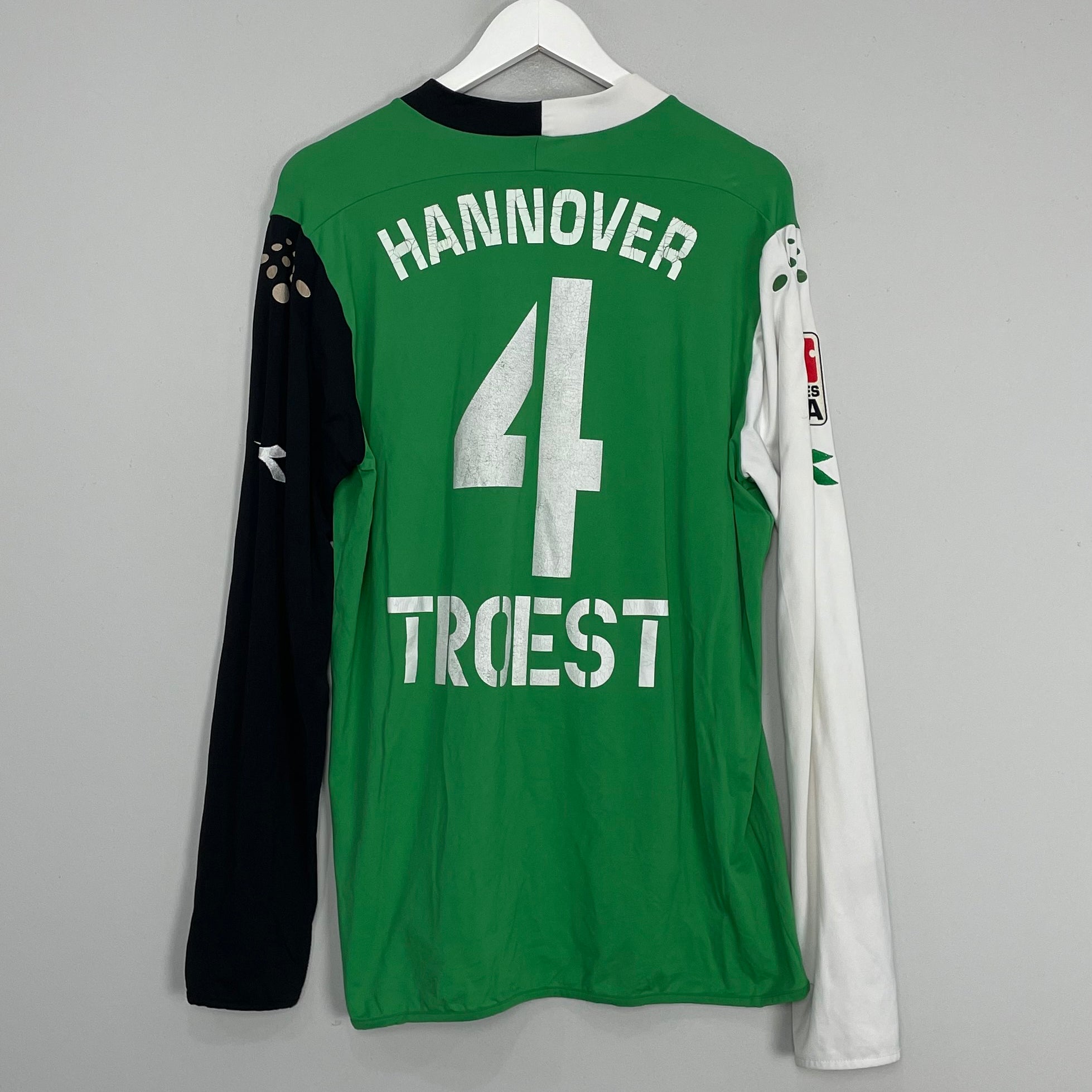 Shop 2005/06 HANNOVER 96 TROEST #4 L/S *MATCH ISSUED* HOME SHIRT (XXL) DIADORA, classic football shirts, vintage football shirts & retro soccer jerseys at Cult Kits