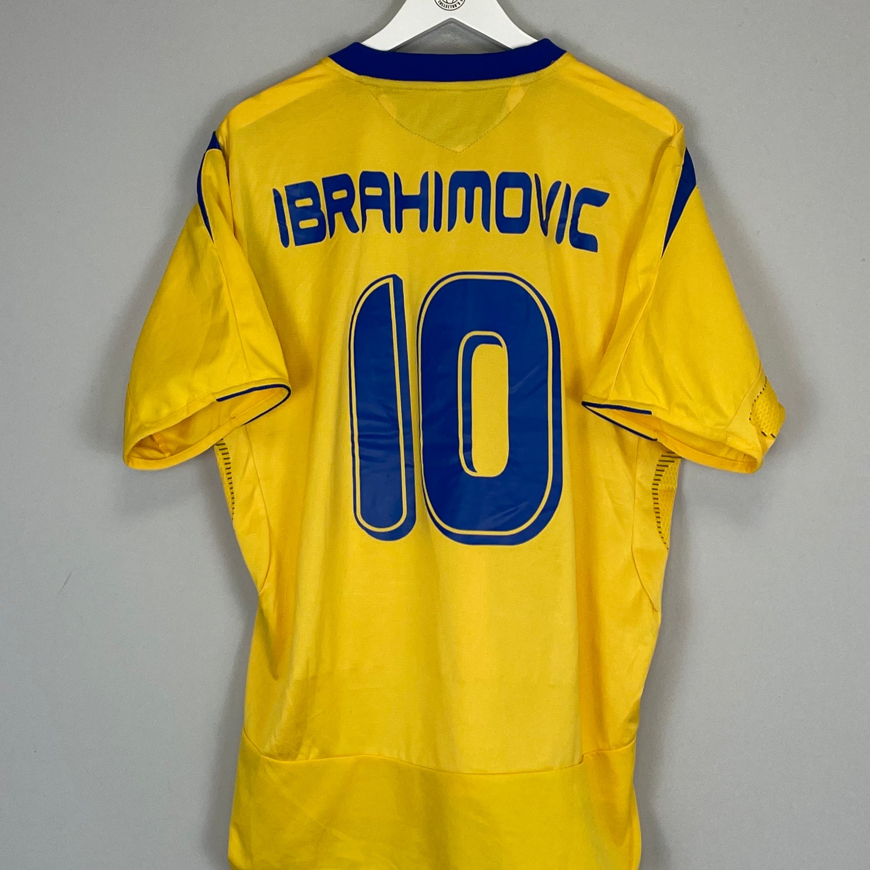Shop 2004/05 SWEDEN IBRAHIMOVIC #10 HOME SHIRT (XL) UMBRO, classic football shirts, vintage football shirts & retro soccer jerseys at Cult Kits