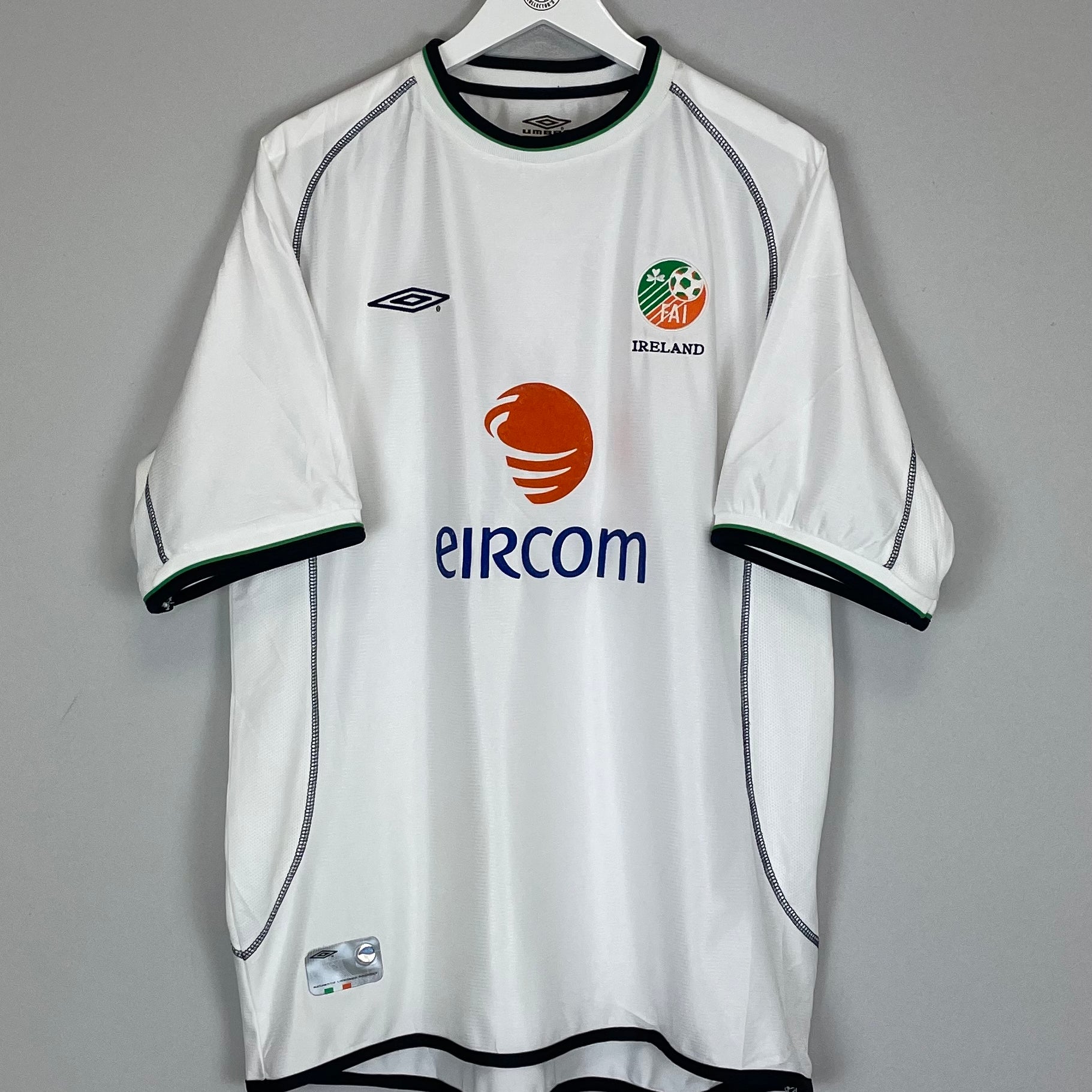 Shop 2001/02 IRELAND AWAY SHIRT (XL) UMBRO, classic football shirts, vintage football shirts & retro soccer jerseys at Cult Kits