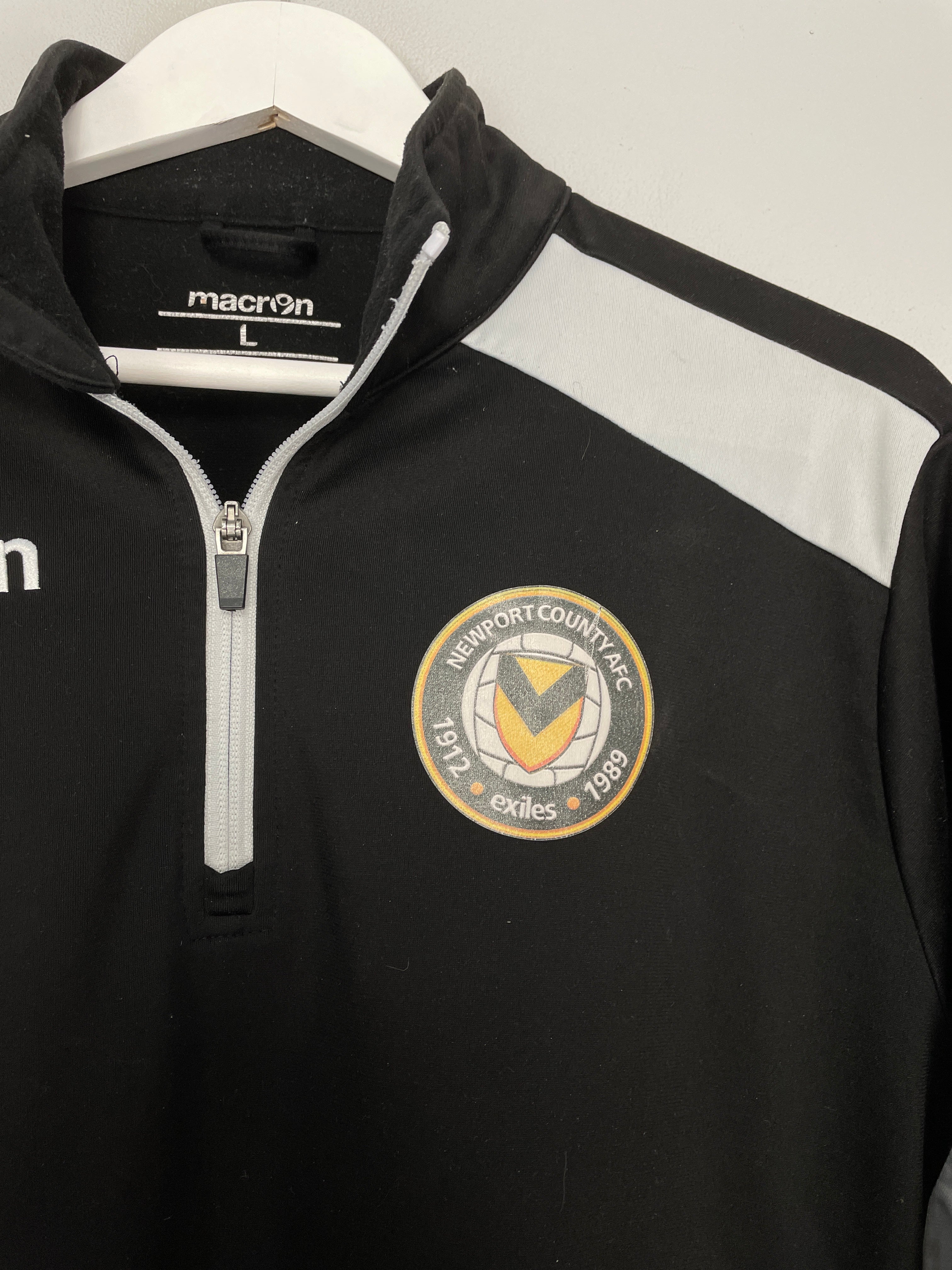 Shop 2017/18 NEWPORT COUNTY 1/4 ZIP TRAINING TOP (L) MACRON, classic football shirts, vintage football shirts & retro soccer jerseys at Cult Kits