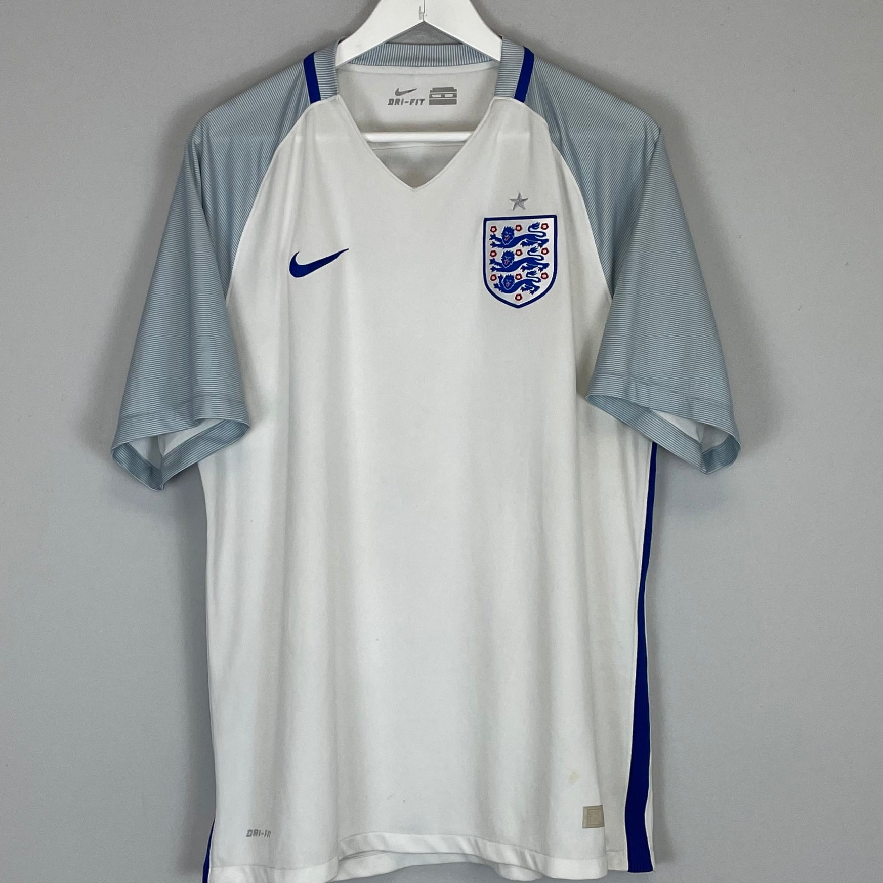Shop 2016/17 ENGLAND HOME SHIRT (XL) NIKE, classic football shirts, vintage football shirts & retro soccer jerseys at Cult Kits