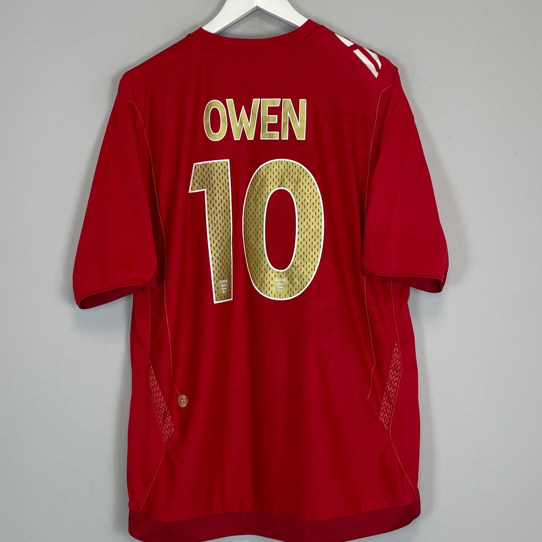 Shop 2006/08 ENGLAND OWEN #10 AWAY SHIRT (XL) UMBRO, classic football shirts, vintage football shirts & retro soccer jerseys at Cult Kits