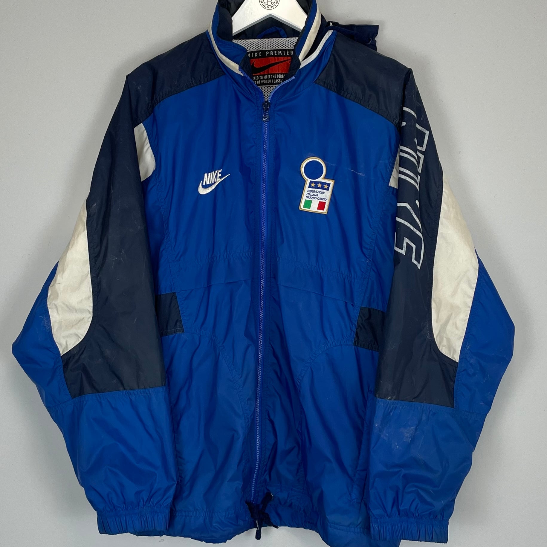Shop 1996/97 ITALY TRACK JACKET (L) NIKE, classic football shirts, vintage football shirts & retro soccer jerseys at Cult Kits