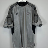 Shop 1999/00 MANCHESTER UNITED TRAINING SHIRT (XXL) UMBRO, classic football shirts, vintage football shirts & retro soccer jerseys at Cult Kits