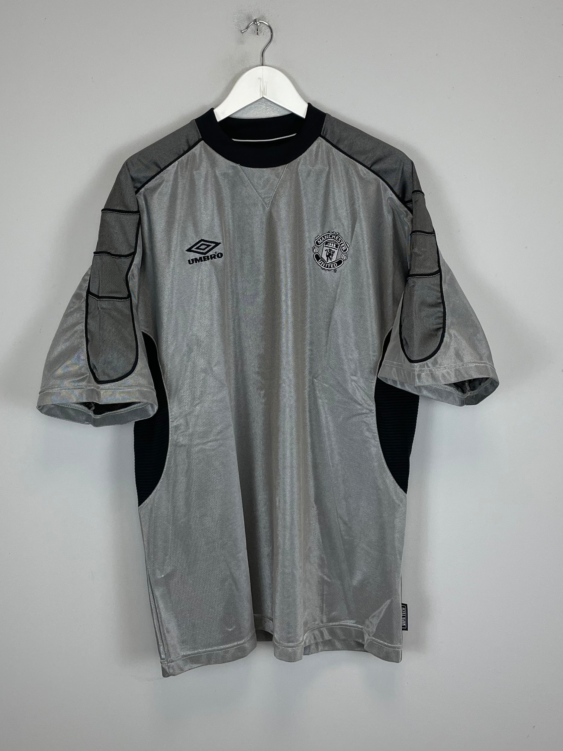 Shop 1999/00 MANCHESTER UNITED TRAINING SHIRT (XXL) UMBRO, classic football shirts, vintage football shirts & retro soccer jerseys at Cult Kits