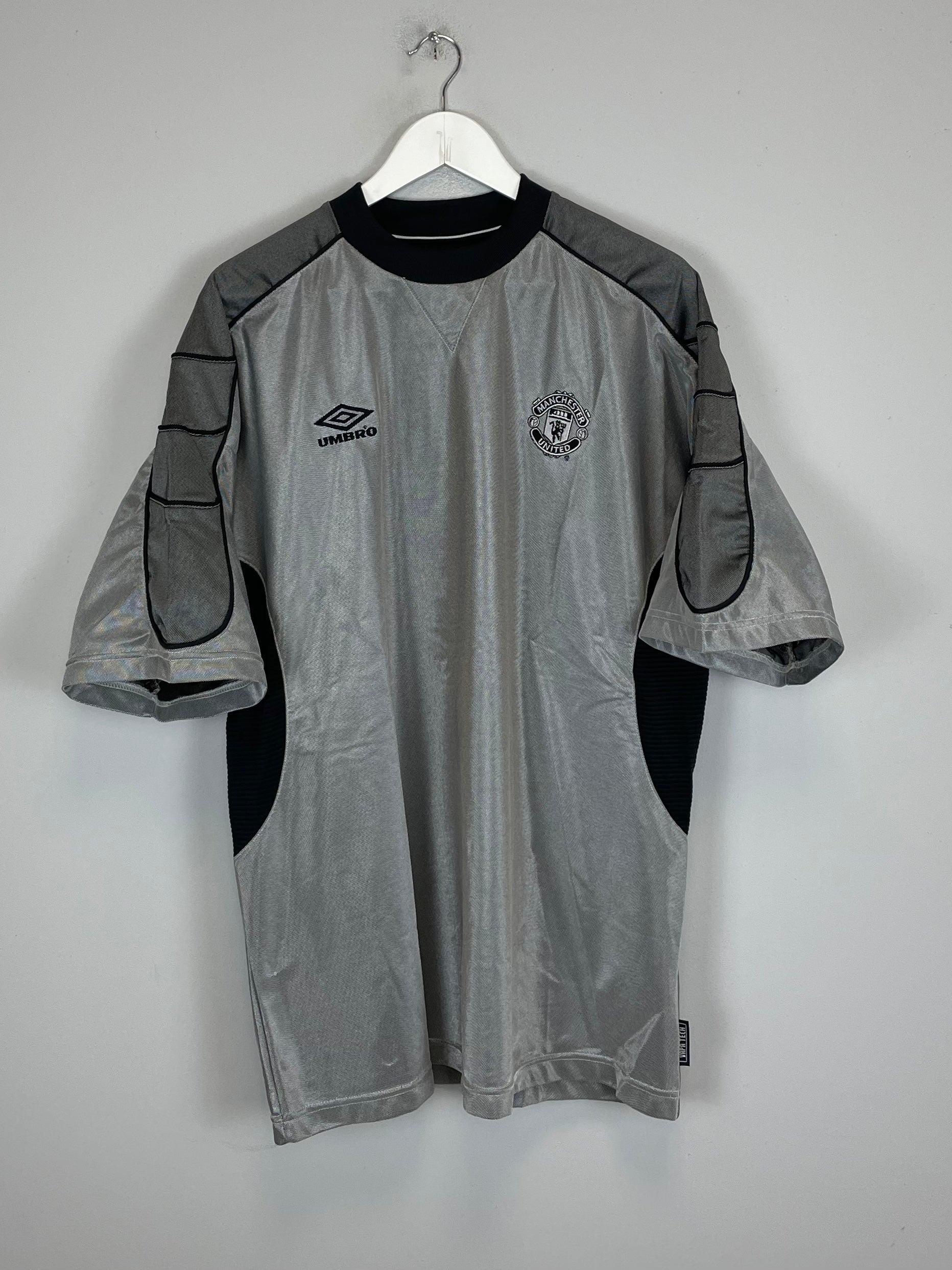 Shop 1999/00 MANCHESTER UNITED TRAINING SHIRT (XXL) UMBRO, classic football shirts, vintage football shirts & retro soccer jerseys at Cult Kits