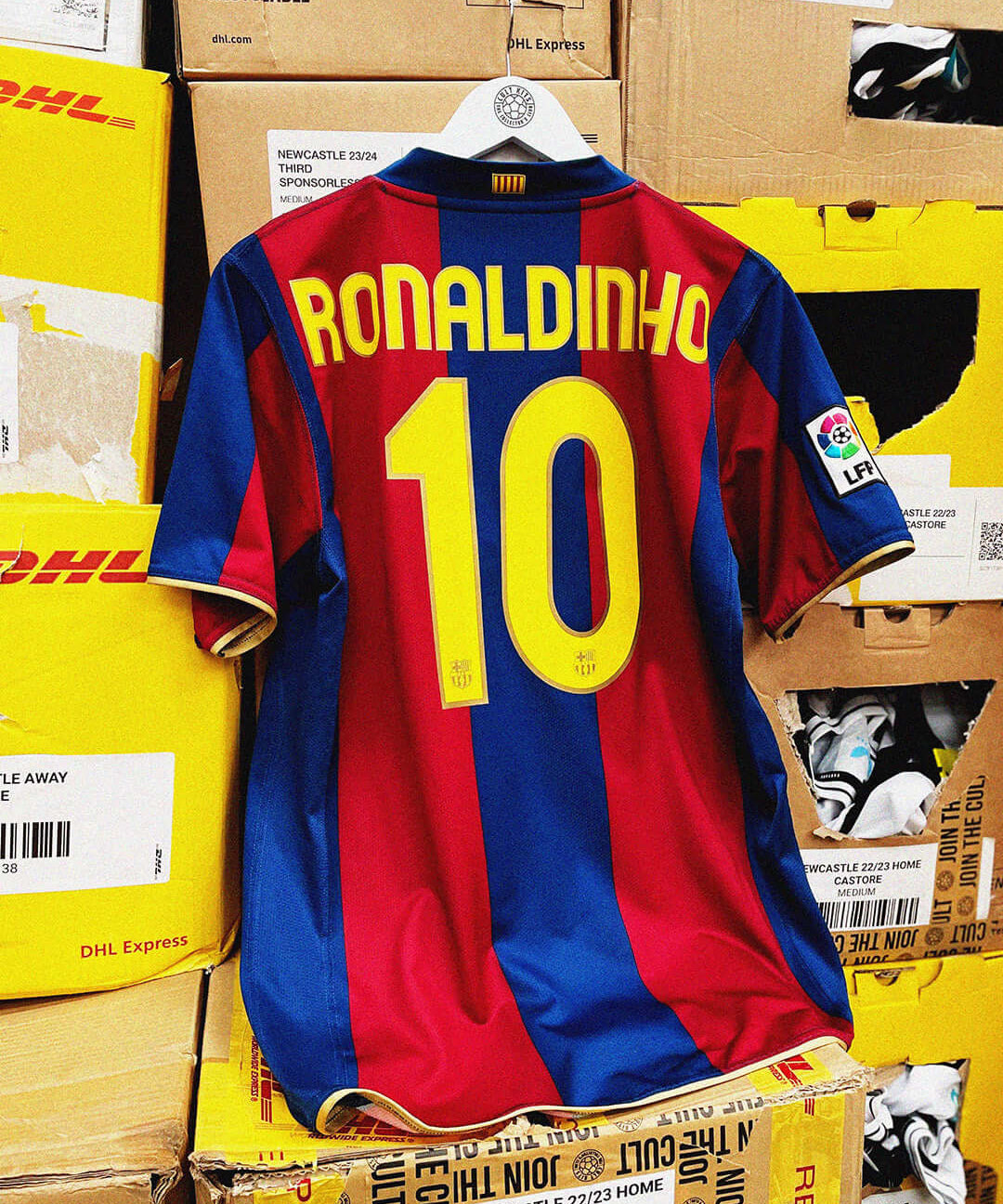 just-dropped-29-09-25-cult-kits-barcelona-ronaldinho-nike-home-shirt-football-shirts-soccer-jersey-retro-classic-vintage-brazil-2002-world-cup