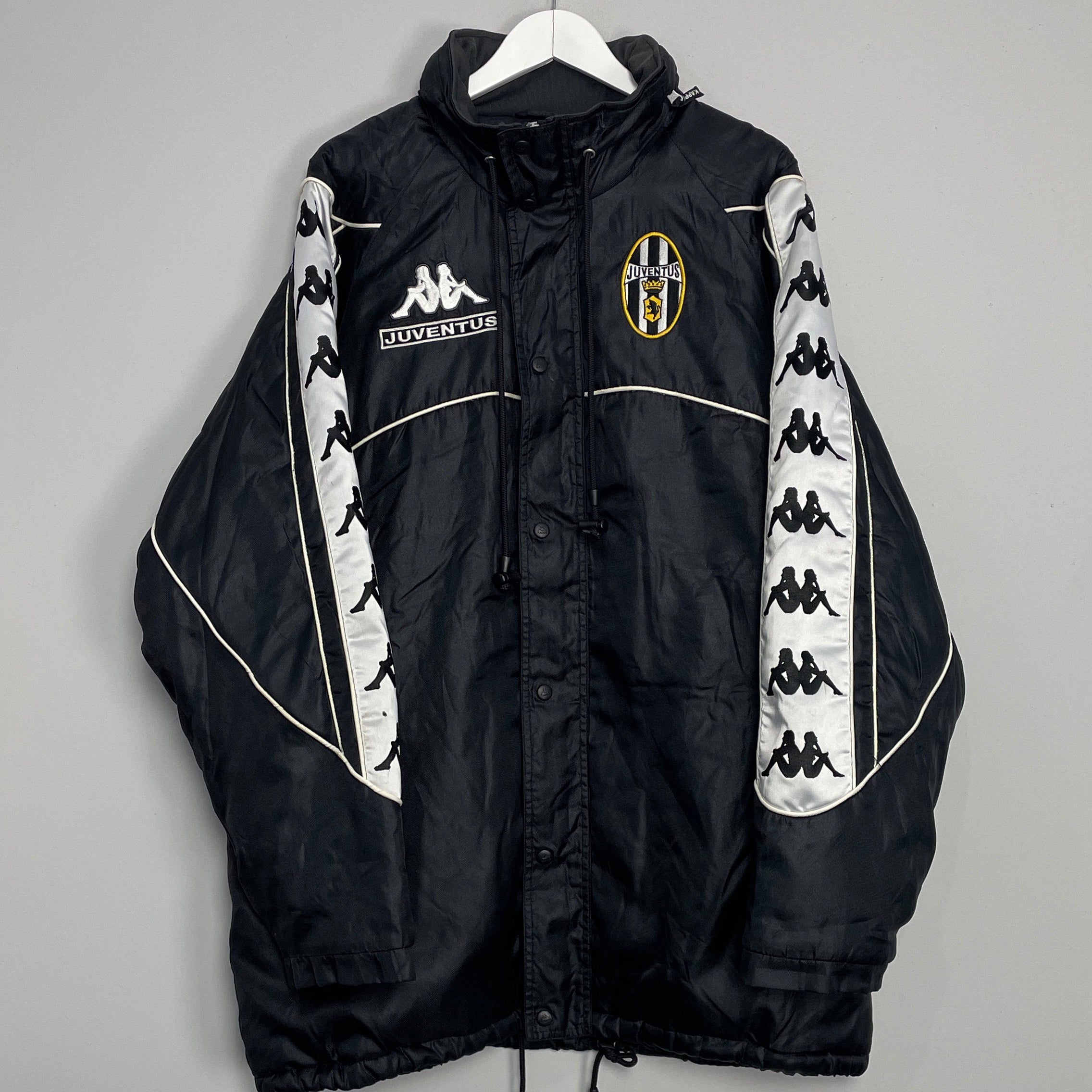 Shop 1998/99 JUVENTUS BENCH COAT (XL) KAPPA, classic football shirts, vintage football shirts & retro soccer jerseys at Cult Kits
