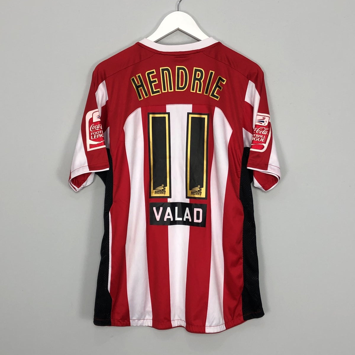Shop 2007/08 SHEFFIELD UNITED HENDRIE #11 *MATCH WORN + SQUAD SIGNED* HOME SHIRT (M) LE COQ SPORTIF, classic football shirts, vintage football shirts & retro soccer jerseys at Cult Kits